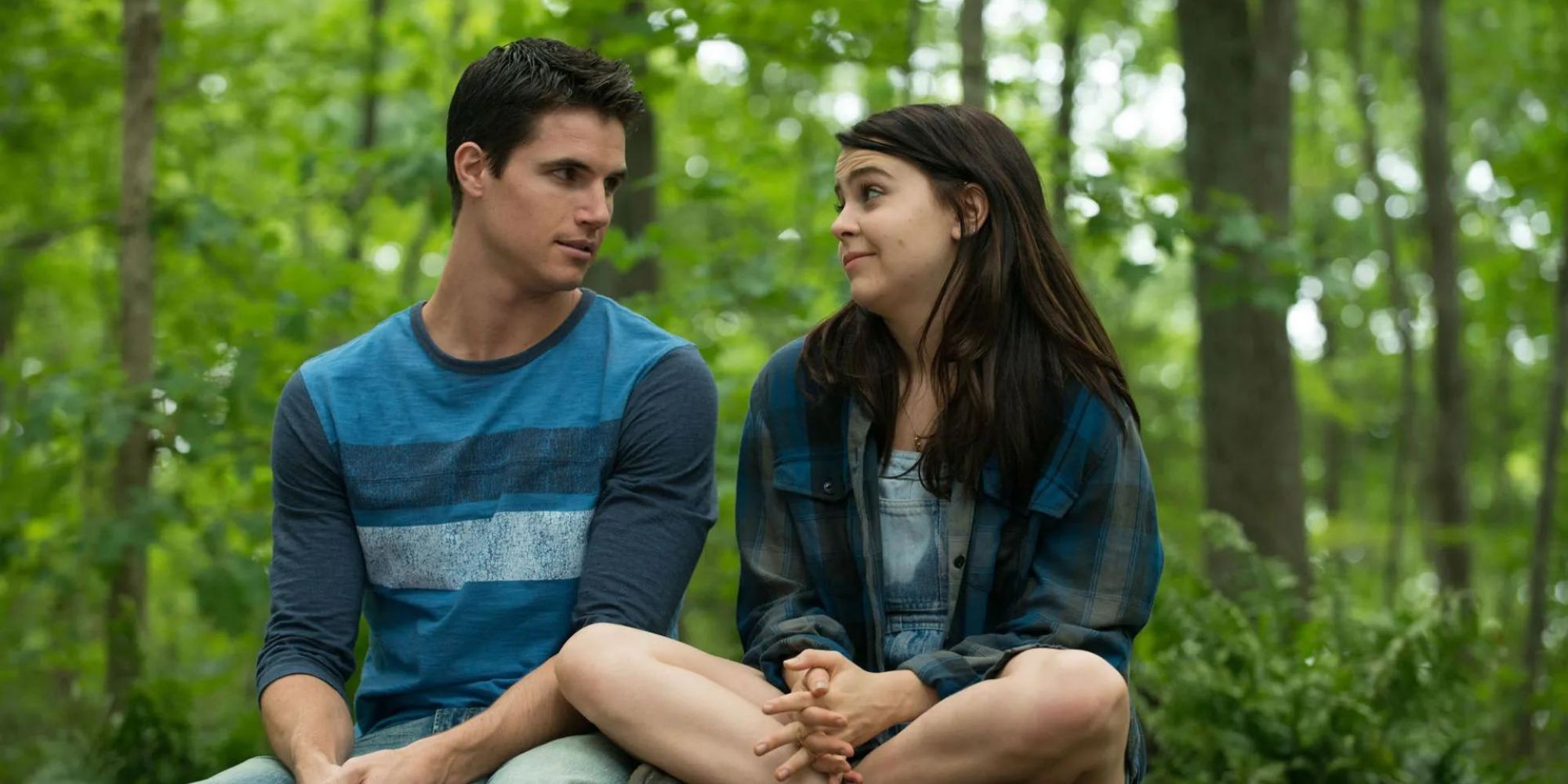 Bianca and Wes from The DUFF looking at each other