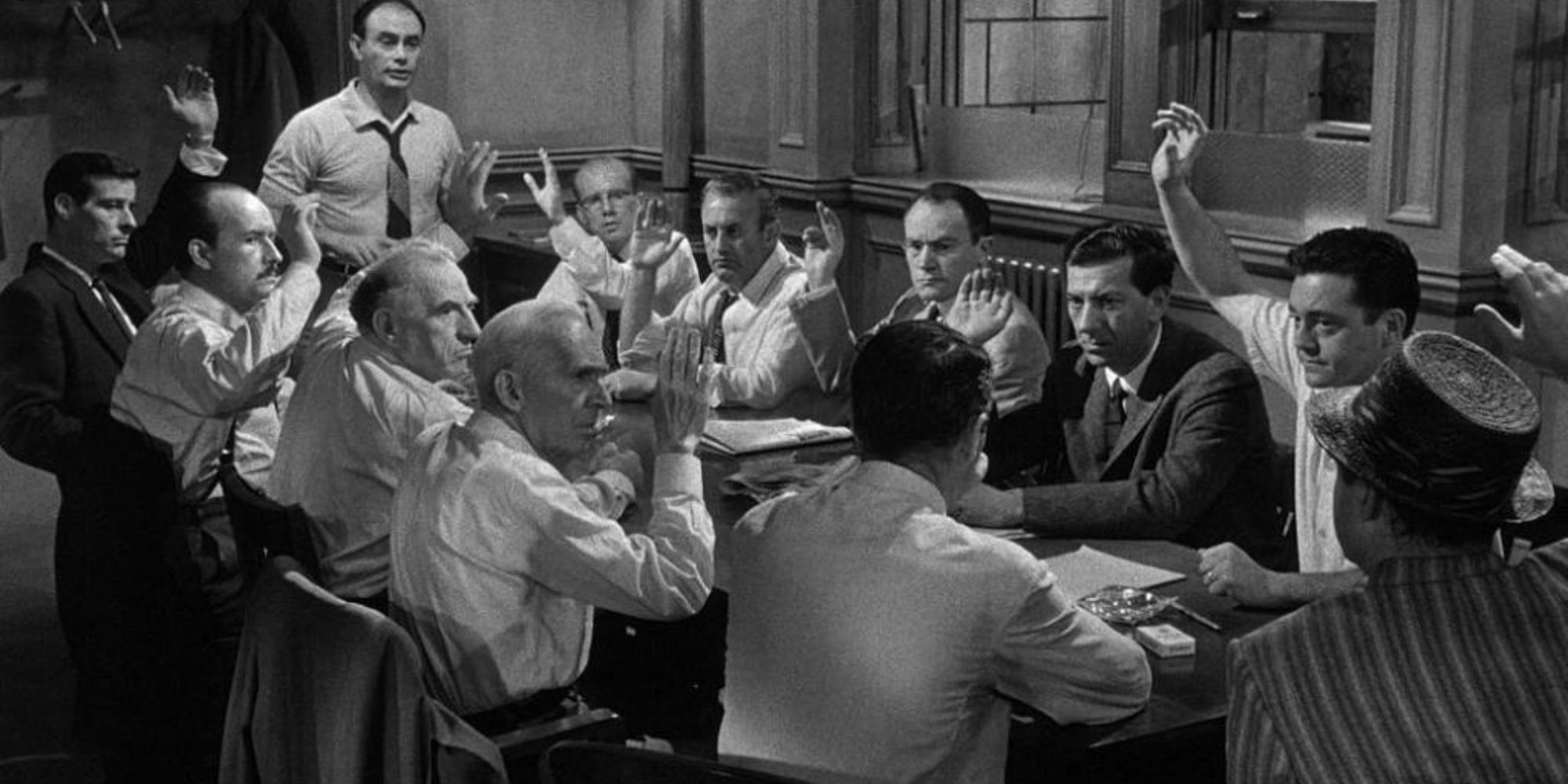 12 homens sentam em uma mesa e discutem