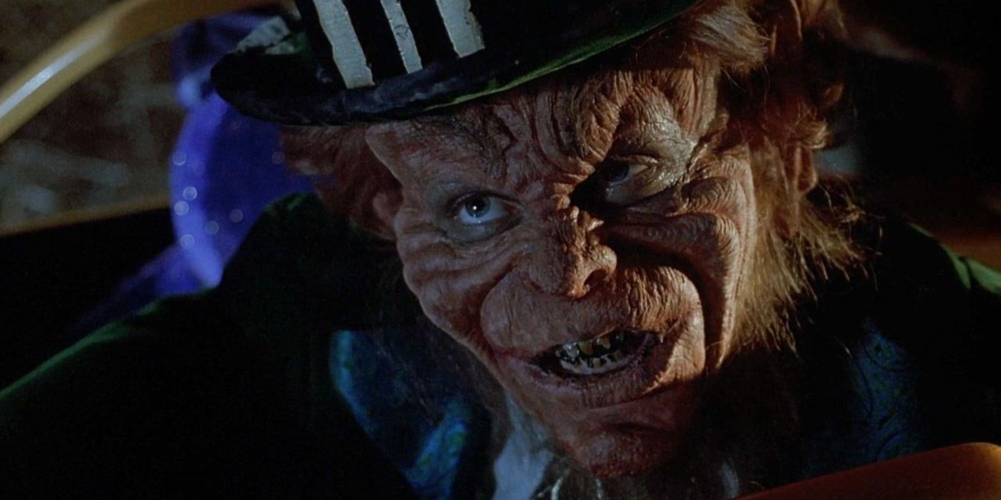 Horror dos anos 90-Leprechaun olhando para a câmera com um chapéu verde
