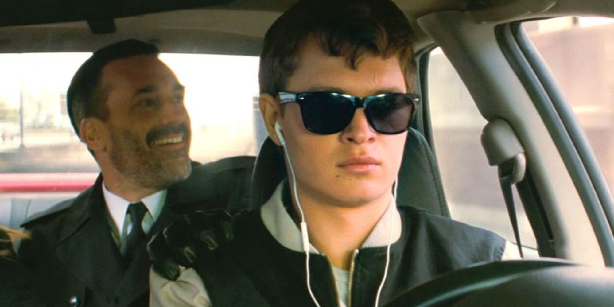 Ansel Elgort et Jon Hamm dans une voiture dans Baby Driver