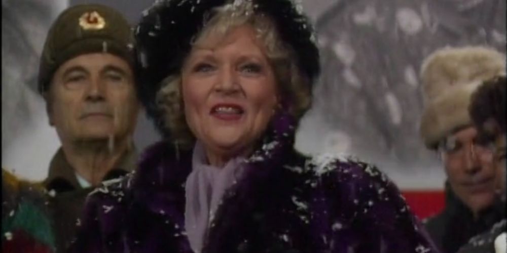 Betty White trong vai Rose Nylund trong The Golden Girls nói chuyện với Nga