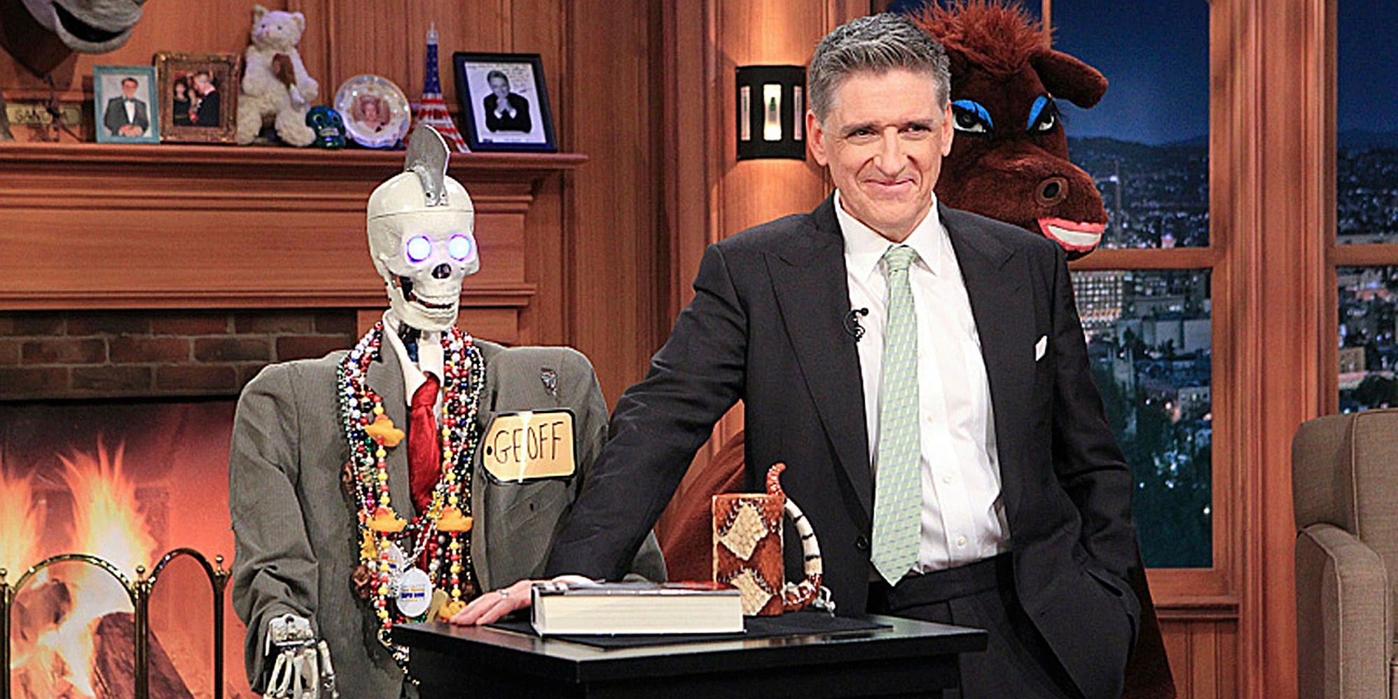 robot squelette avec costume, Craig Ferguson, et un déguisement de cheval