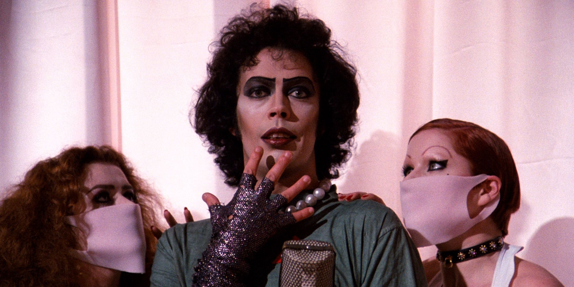Tim Curry sebagai Frank-N-Furter dalam Pertunjukan Gambar Rocky Horror