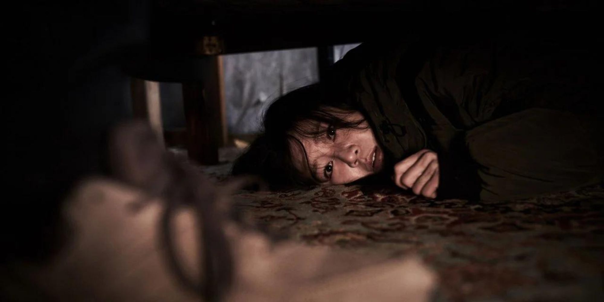 Gong Hyo-jin as Kyeong-Min hiding under a bed in Door Lock (2018)
