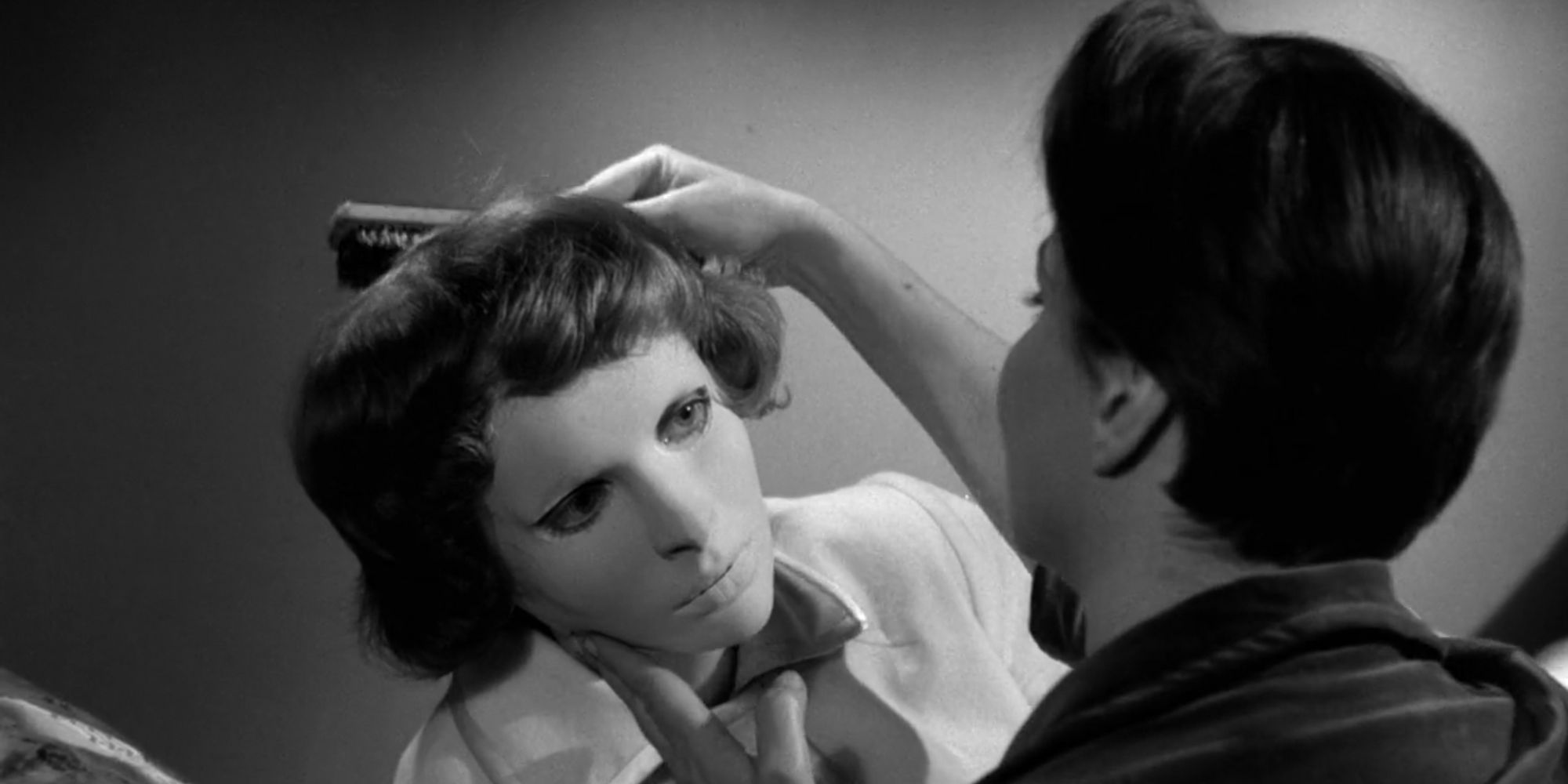 Louise combing Christiane's hair in Eyes Without A Face (1960)