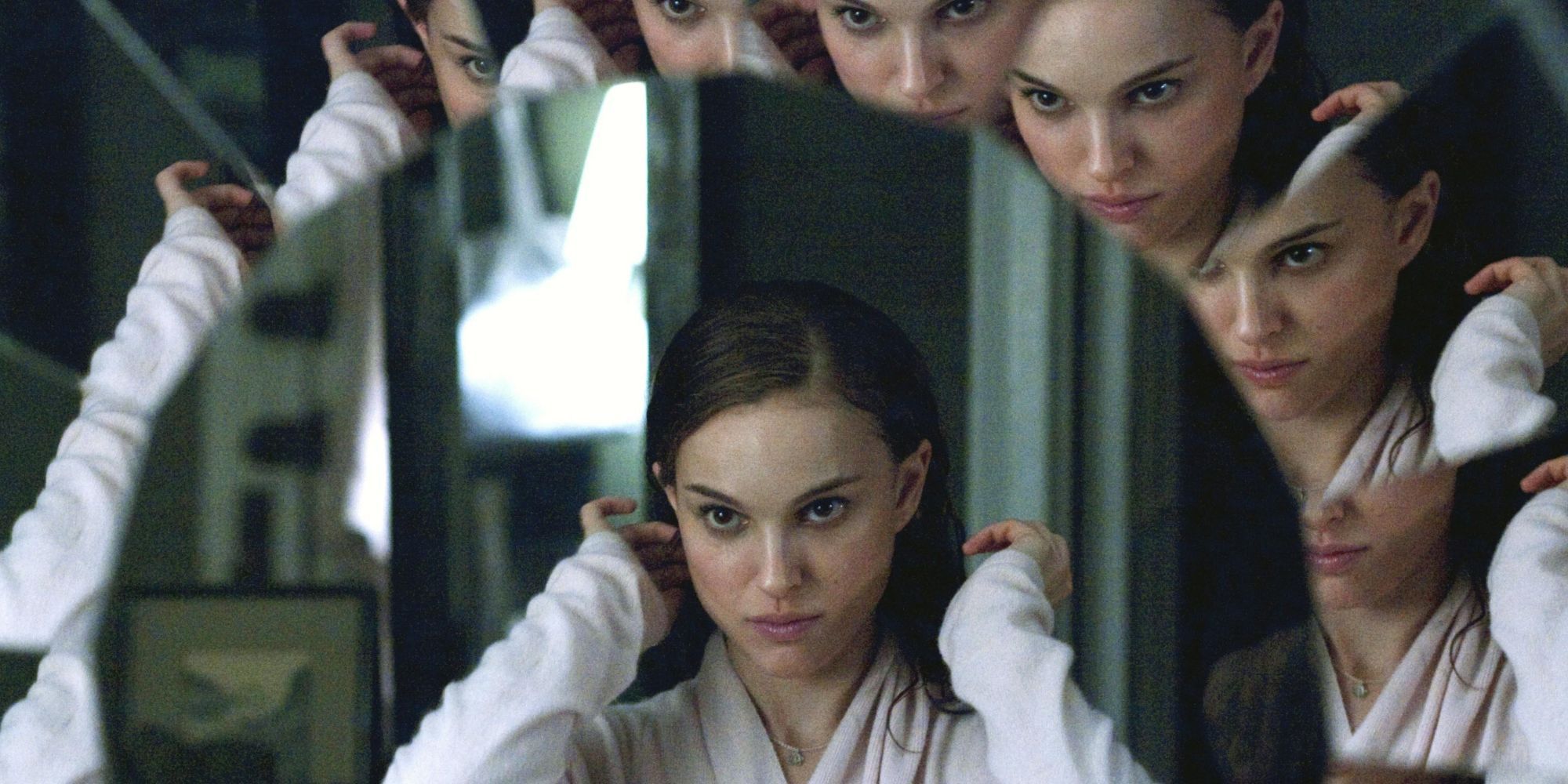 Natalie Portman se regardant dans un miroir