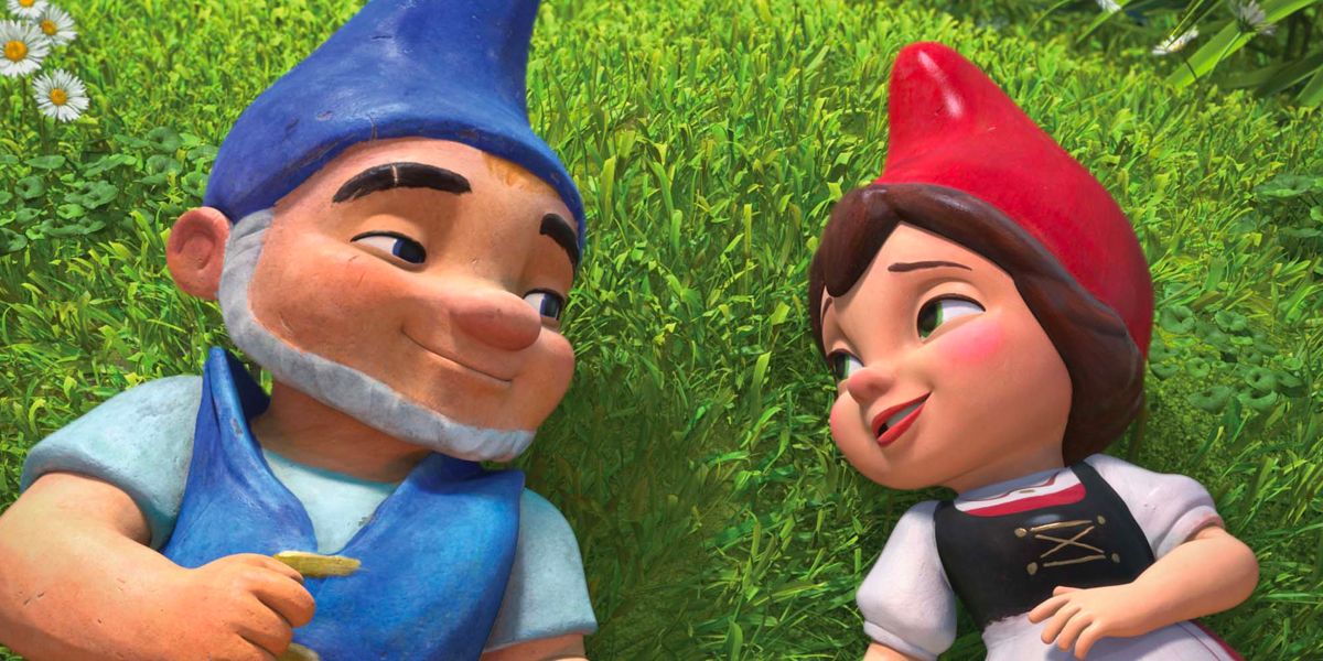 Gnomeo (James McAvoy) et Juliette (Emily Blunt) se regardent fixement.