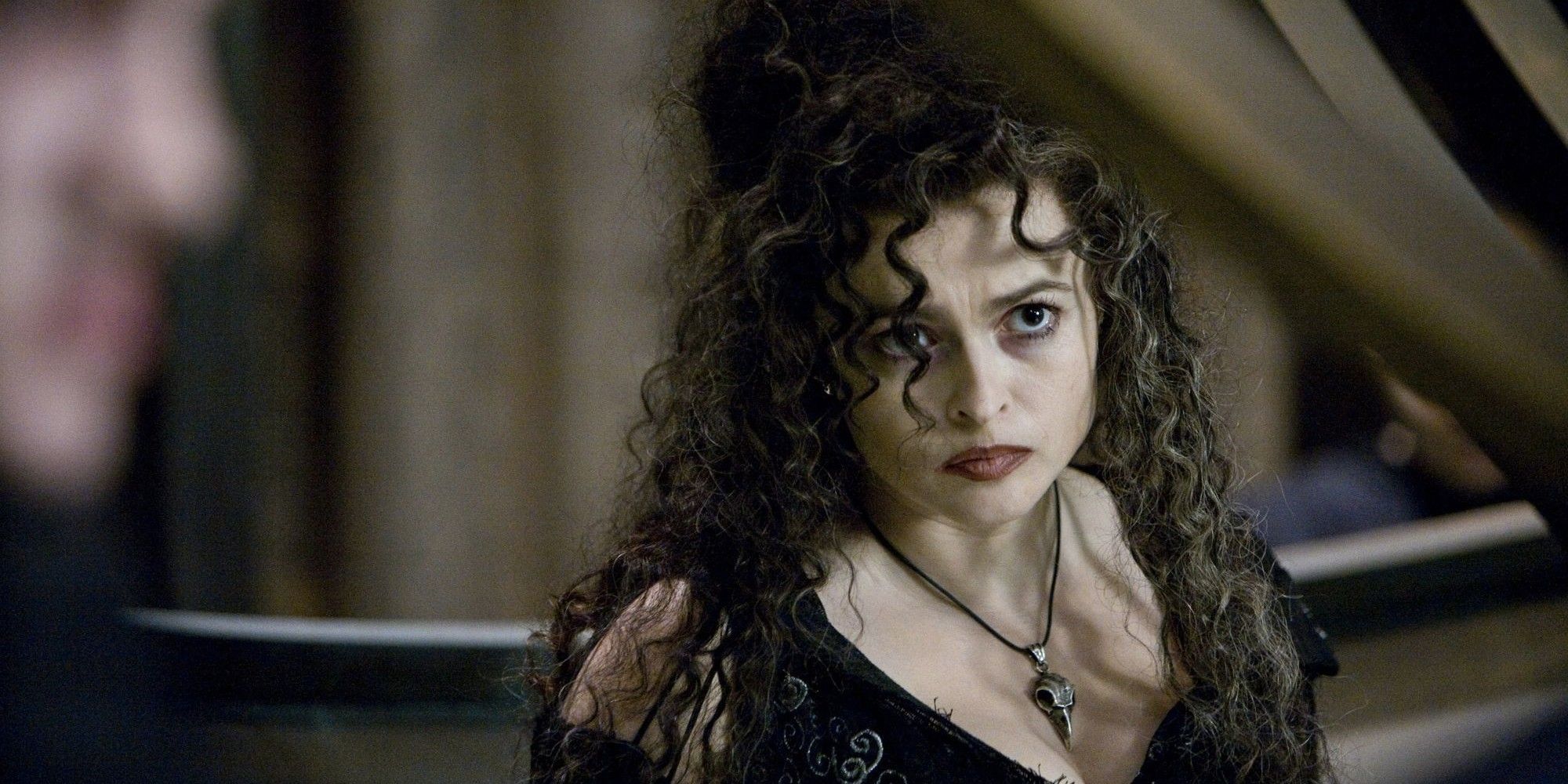 Bellatrix Lestrange regarde quelque chose avec attention dans 'Harry Potter'.