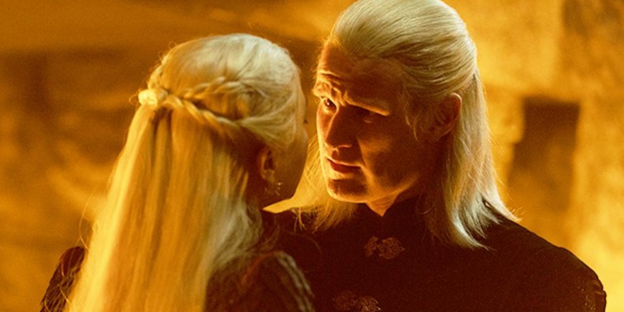 Matt Smith, dans le rôle de Daemon Targaryen, parle à Rhaenyra Targaryen, jouée par Emma D'Arcy, dans la finale de House of the Dragon.