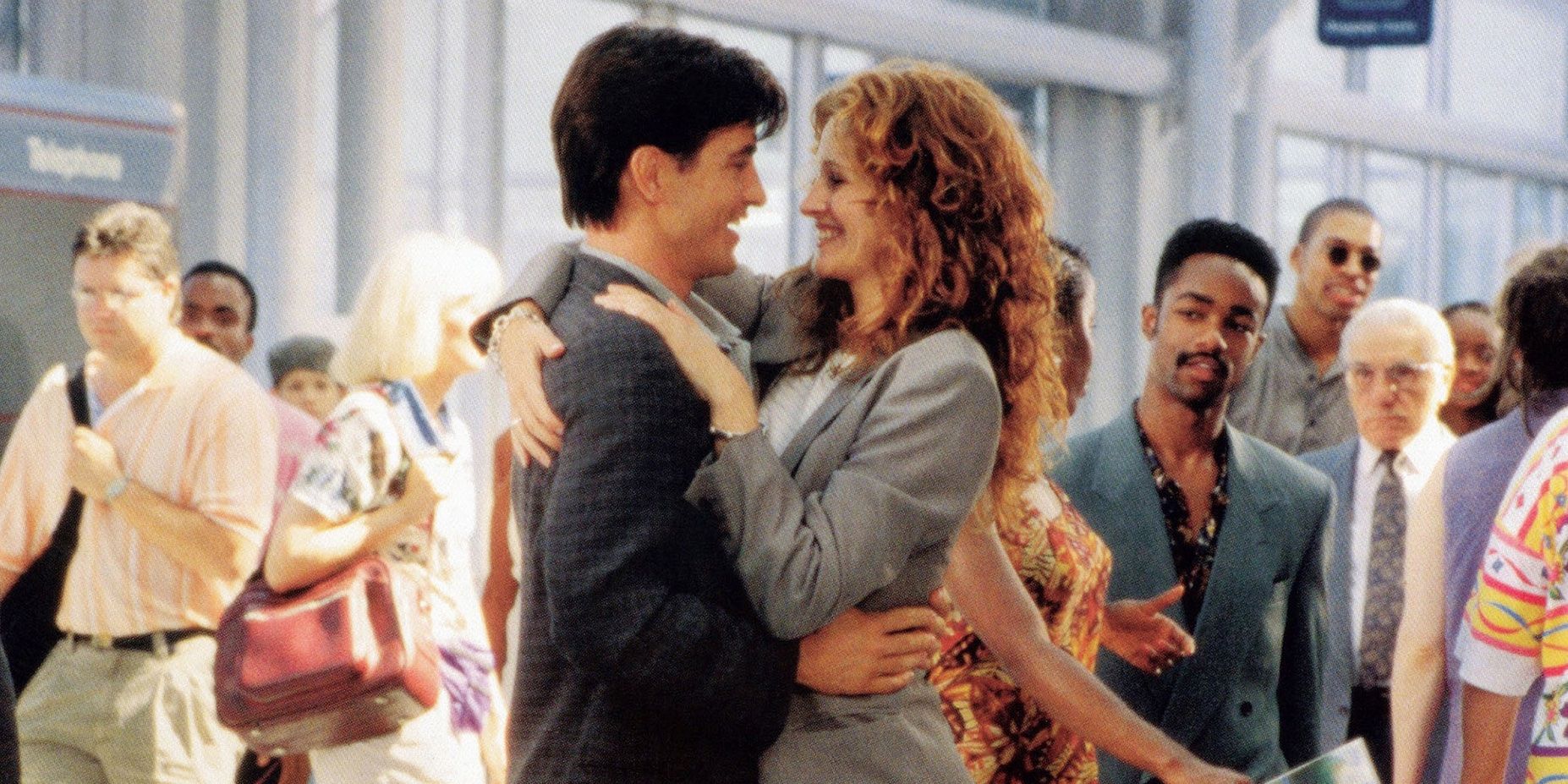Julia Roberts and Dermont Mulroney as Julianne and Michael embracing at an airport in 'My Best Friend's Wedding'