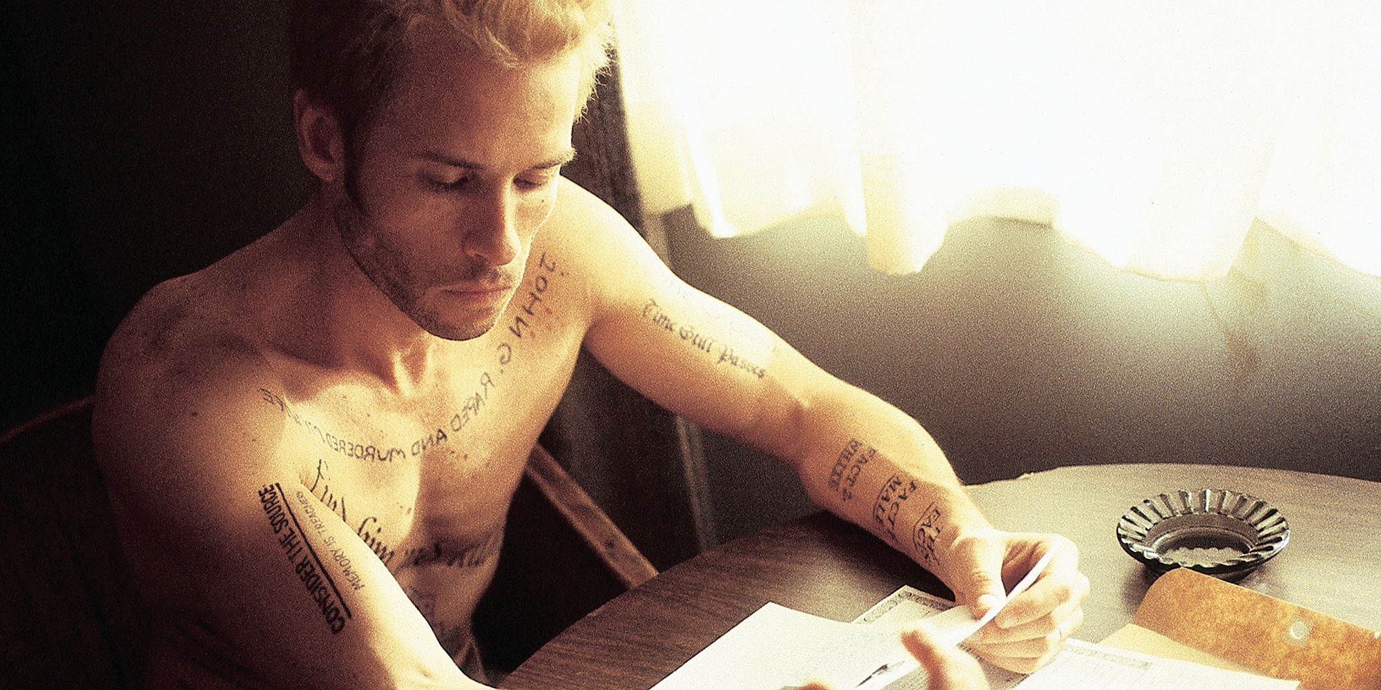 Guy Pearce dans le rôle de Leonard Shelby dans Memento