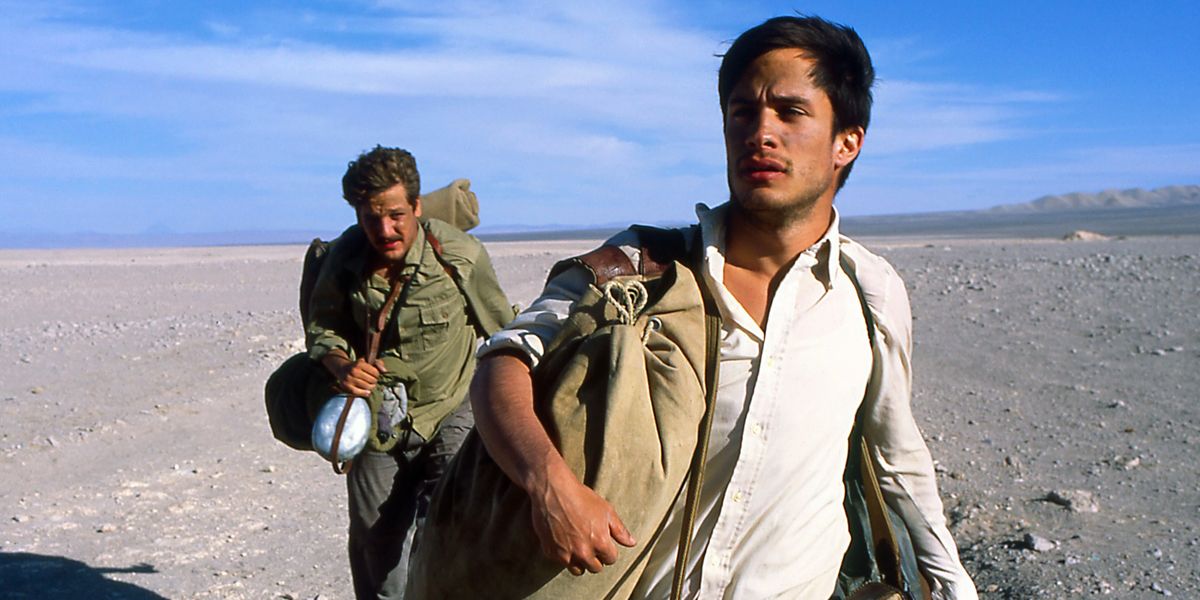 Gael Garcia Bernal and Rodrigo de la Serna as Che Guevara and Alberto Granados walking the desert in Motorcycle Diaries