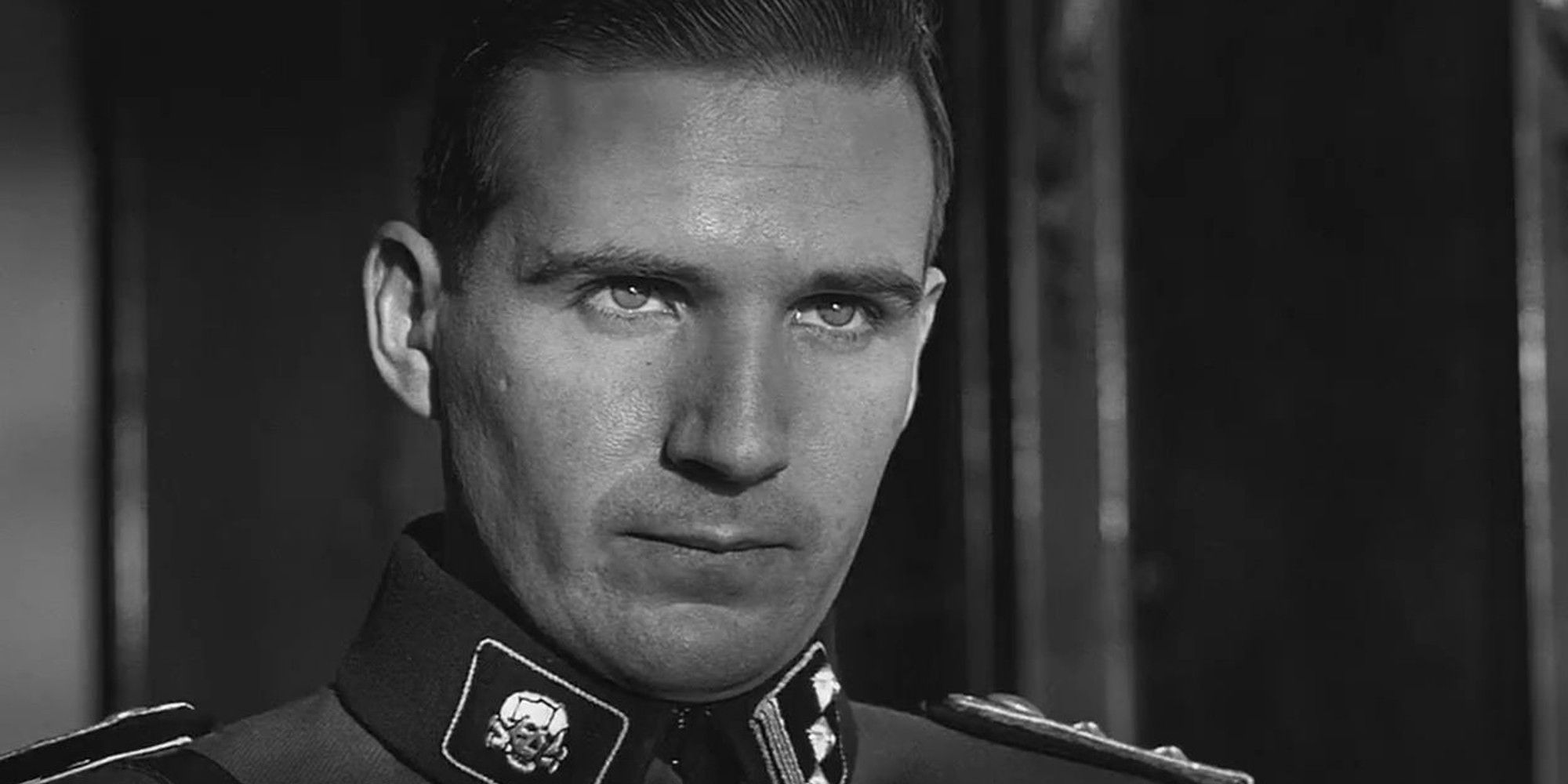 Amon Goeth regarde attentivement dans 'La liste de Schindler'.