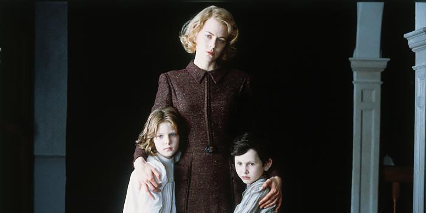 Grace (Nicole Kidman) holds her kids close in 'The Others'