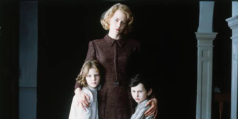 Grace (Nicole Kidman) holds her kids close in The Others.