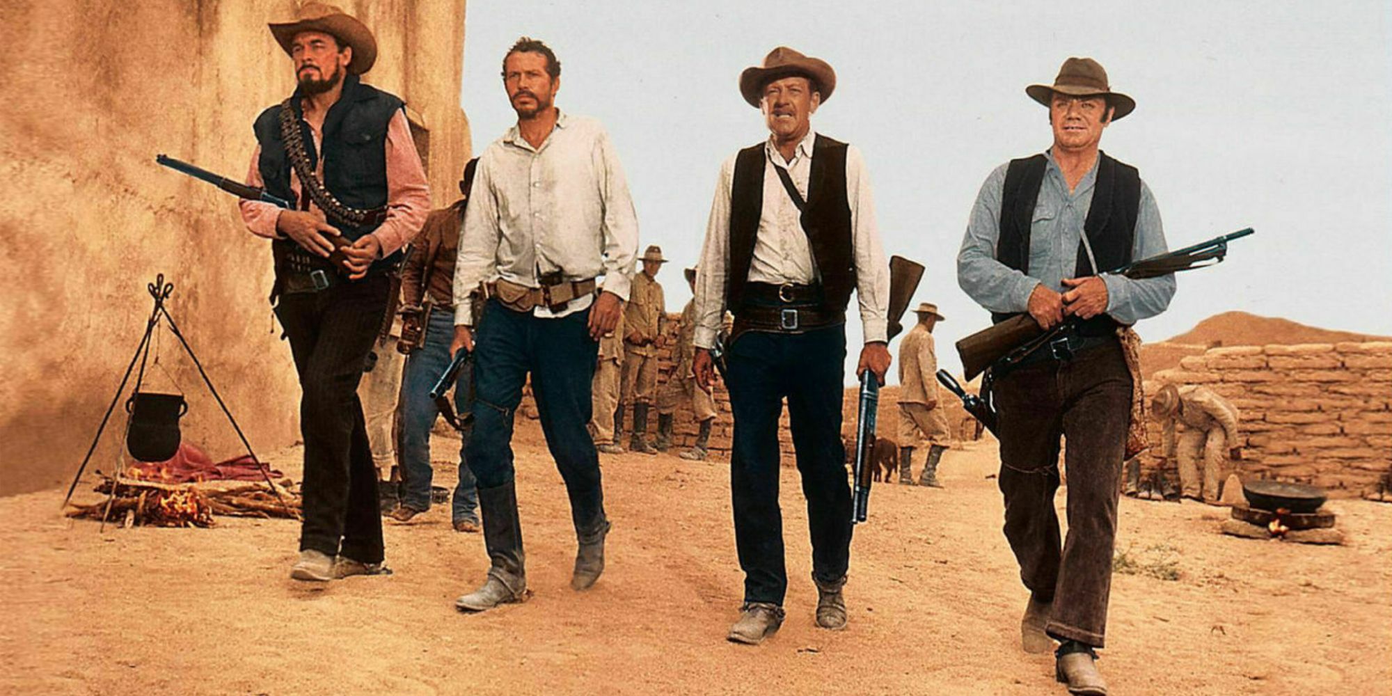 William Holden, Ernest Borgnine, Ben Johnson et Warren Oats marchant côte à côte dans The Wild Bunch. 