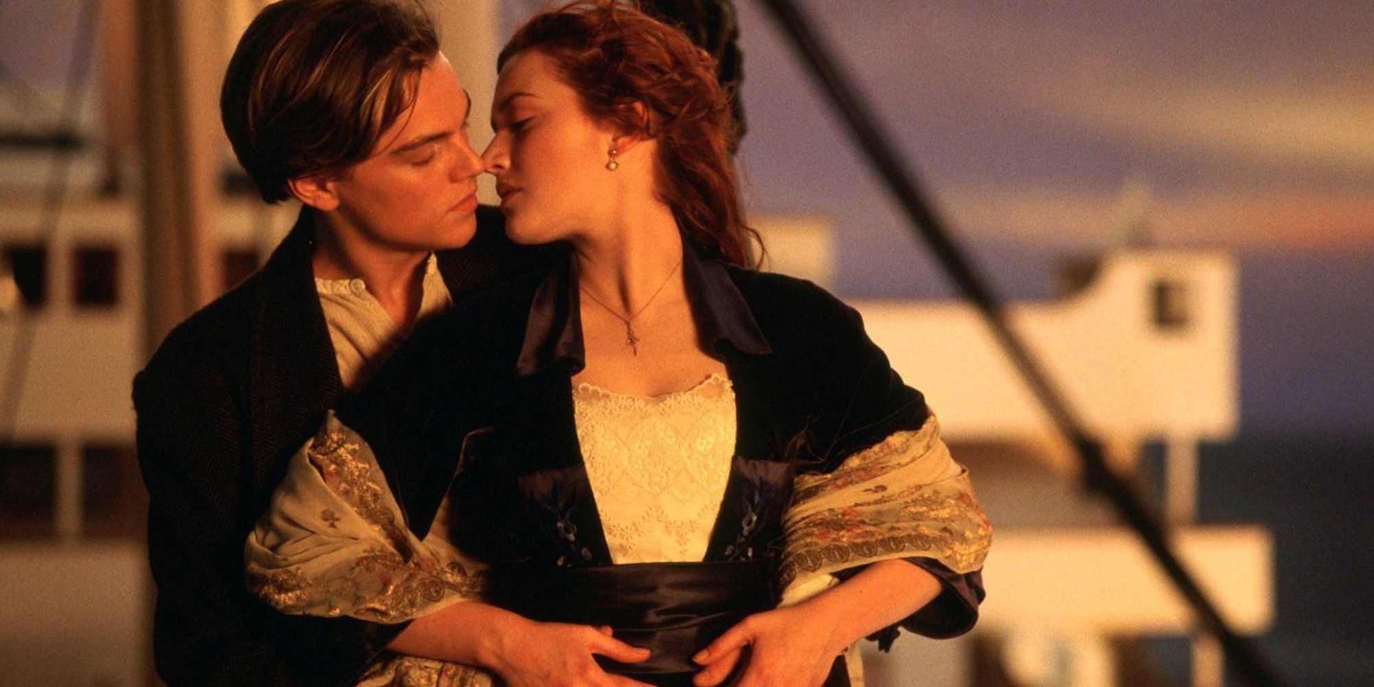 Leonardo DiCaprio et Kate Winselt en Jack et Rose partageant un moment romantique dans Titanic.