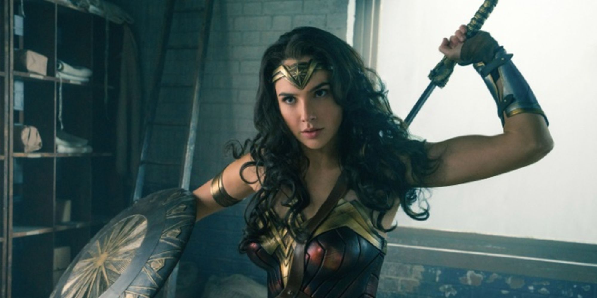 Wonder Woman brandit son épée dans le film Wonder Woman de 2017.
