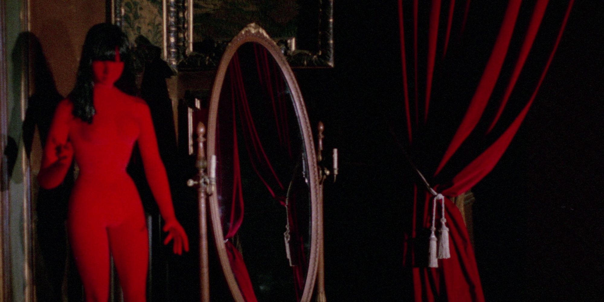 Un mannequin rouge sang placé à côté d'un miroir en Blood and Black Lace