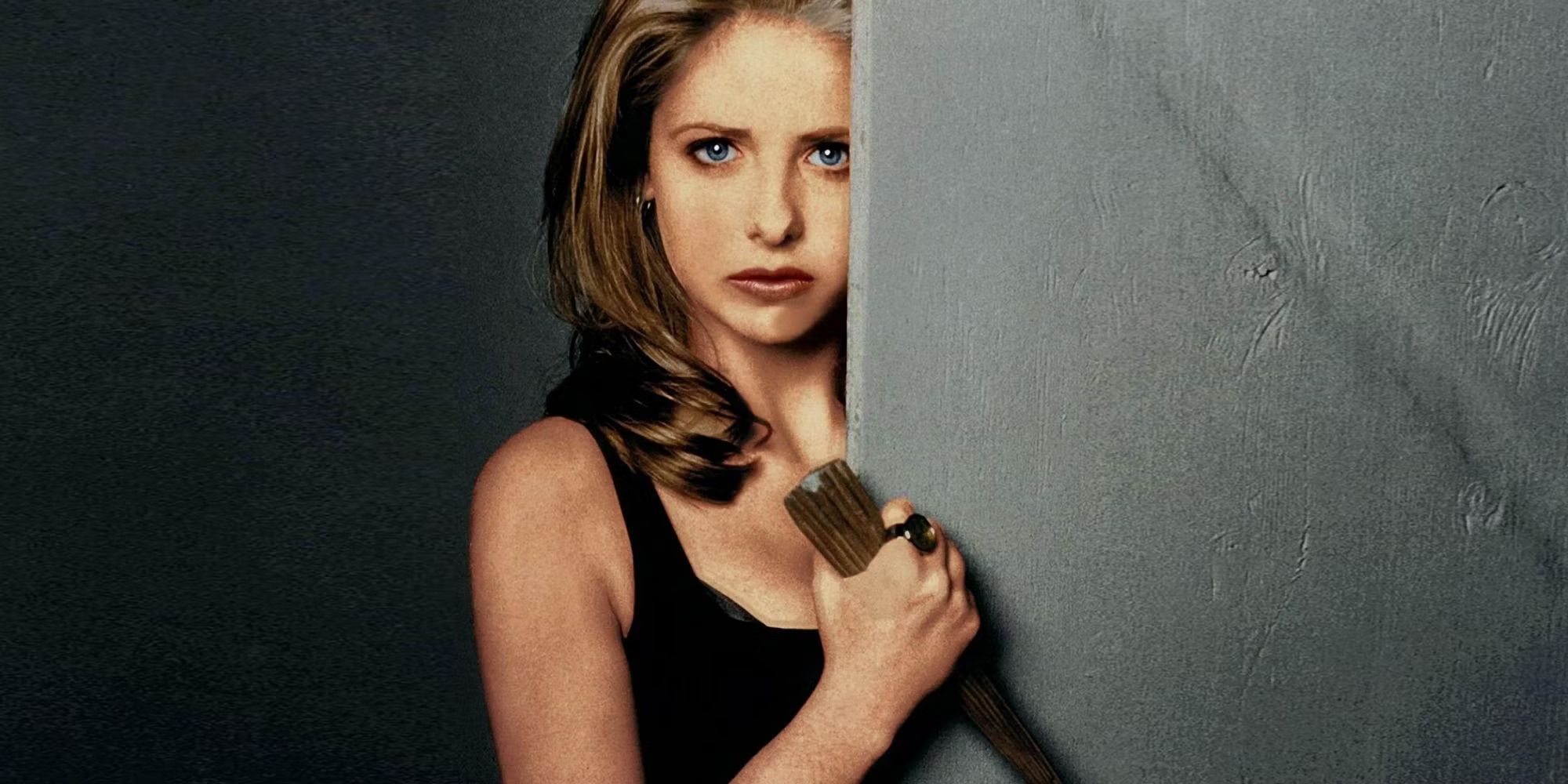 Buffy Summers tenant un pieu en bois dans 