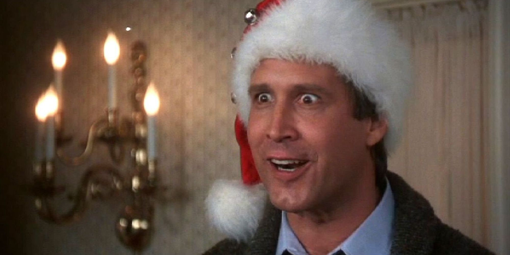 Clark Griswold, usando um chapéu de Papai Noel, går bersek