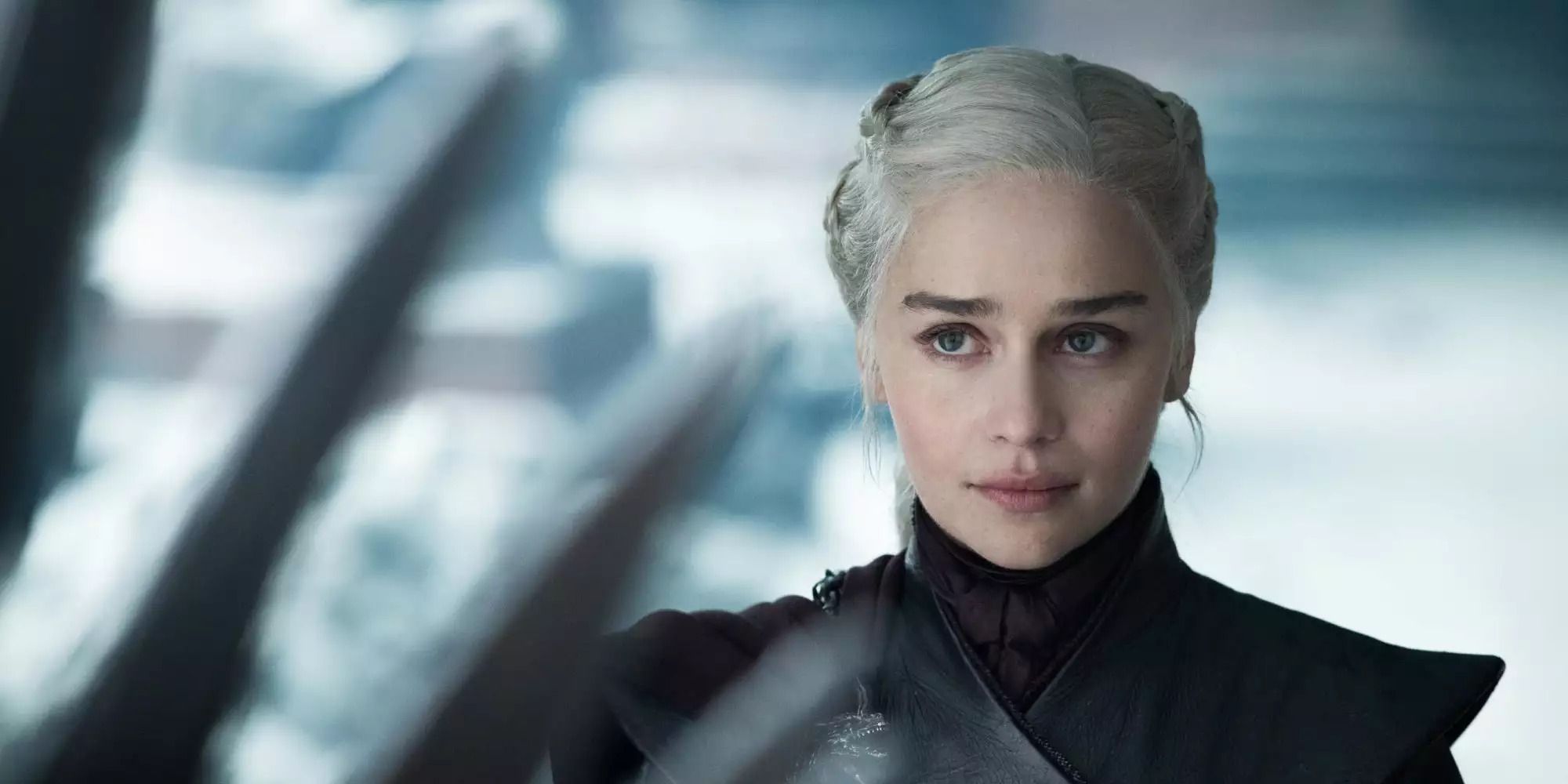 Daenerys Targaryen regarde le trône de fer avec une expression vide dans Game of Thrones.