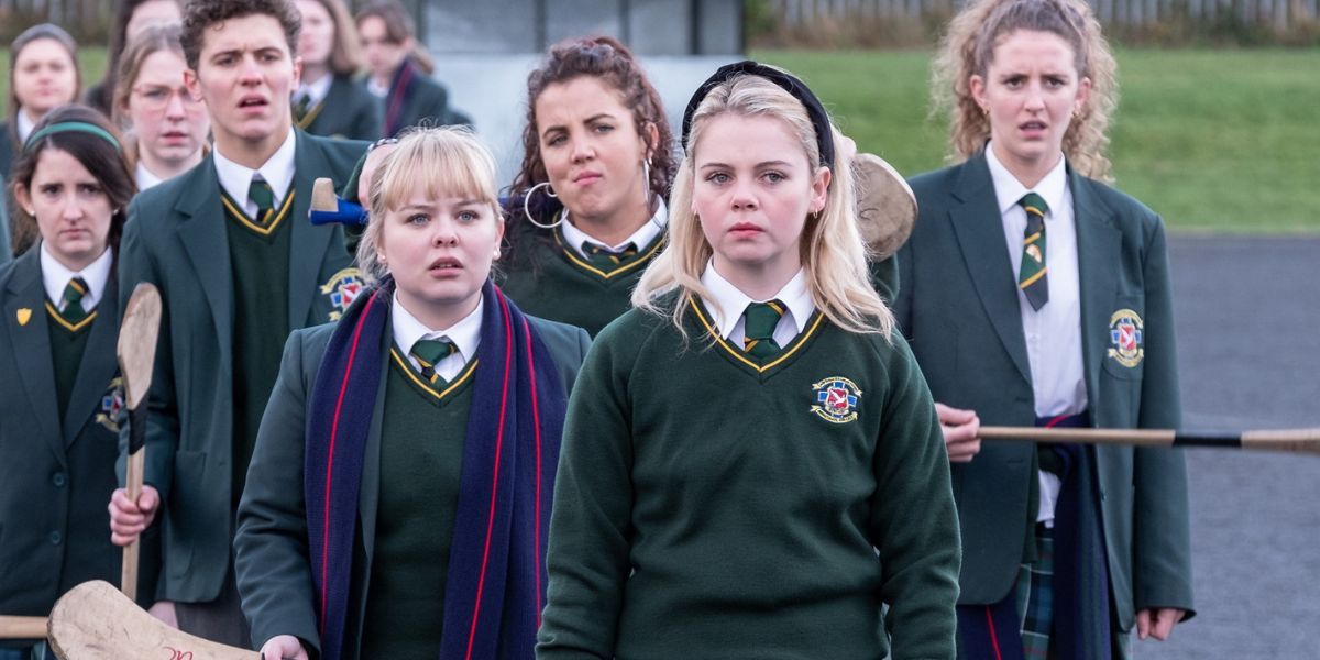 Les personnages principaux de Derry Girls se tenant ensemble.