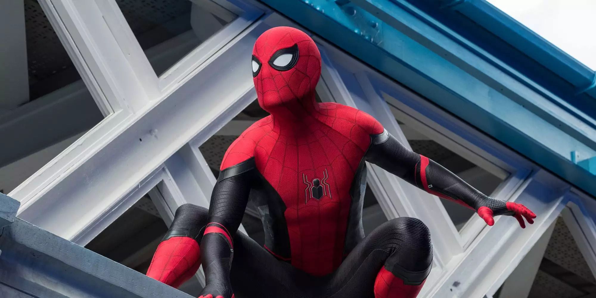 Spider-Man con un traje negro y rojo en Spider-Man: Lejos de casa