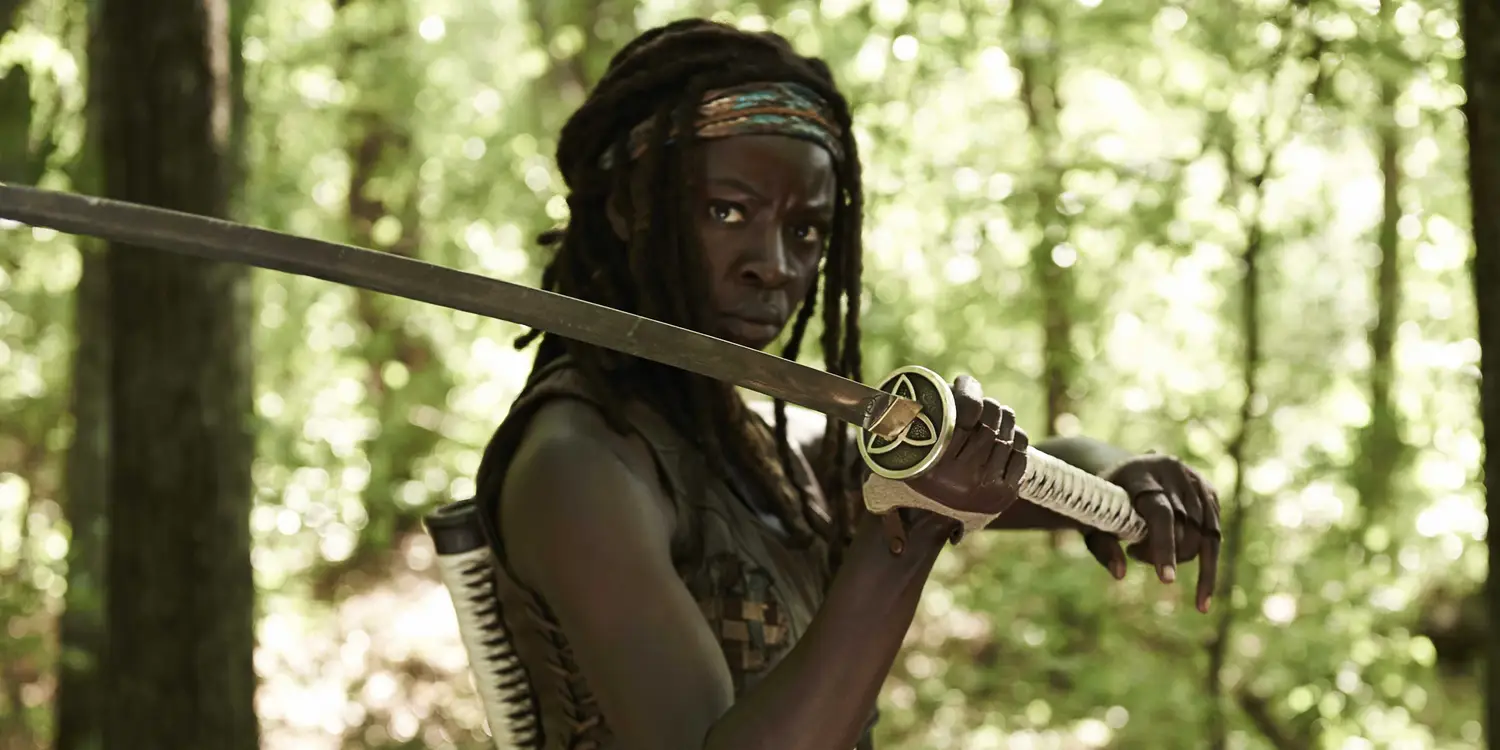 Michonne memegang pedang yang diperankan oleh Danai Gurira di The Walking Dead