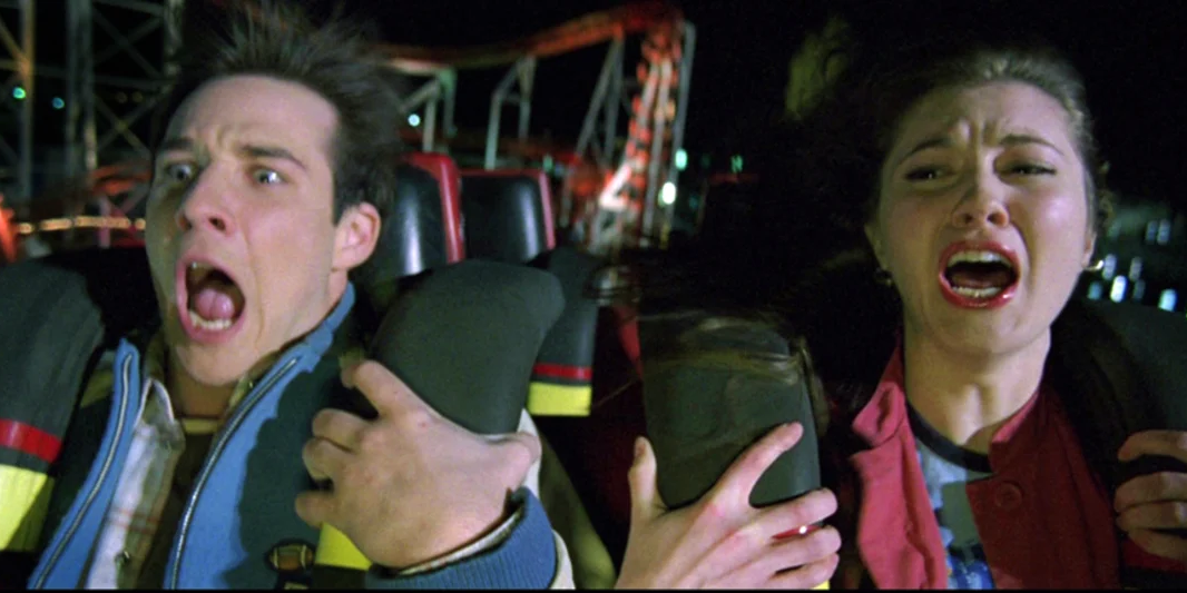 Ryan Merriman et Mary Elizabeth Winstead dans le rôle de Kevin et Wendy criant de peur alors qu'ils montaient sur des montagnes russes dans Final Destination 3