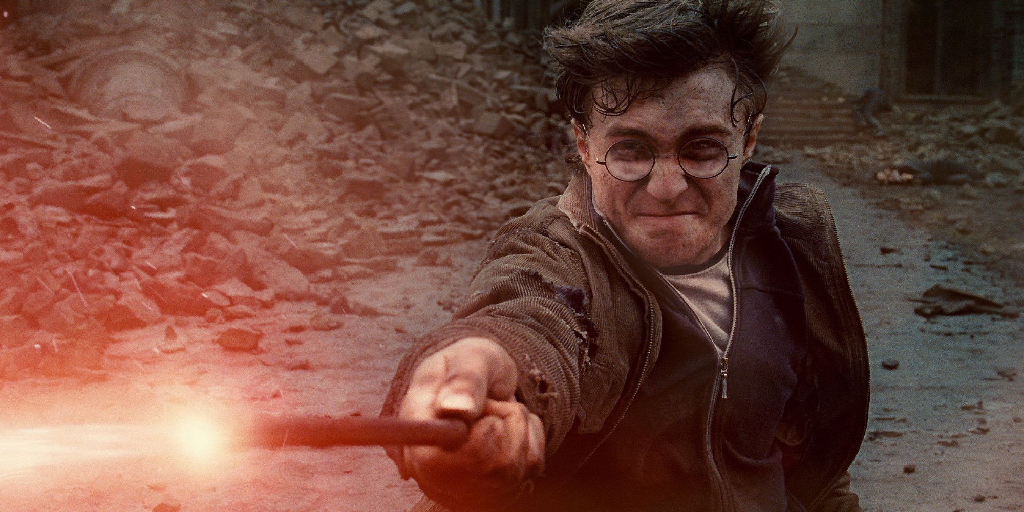 Harry Potter combattant dans la bataille de Poudlard dans 'Harry Potter et les Reliques de la Mort - Partie 2'