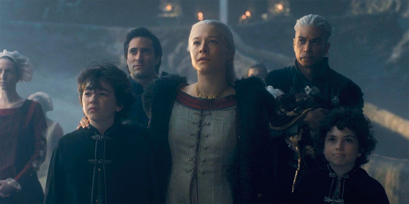 Emma D'Arcy dans le rôle de Rhaenyra Targaryen et John MacMillan dans le rôle de Laenor Velyaron dans La Maison du Dragon avec leurs enfants Jacaerys et Lucerys, accompagnés de Ser Qarl Correy.