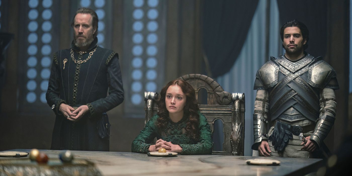 Rhys Evans como Otto Hightower, Olivia Cooke como Alicent Hightower y Fabian Frankel como Christon Cole en una pequeña sala del consejo en House of Dragons.