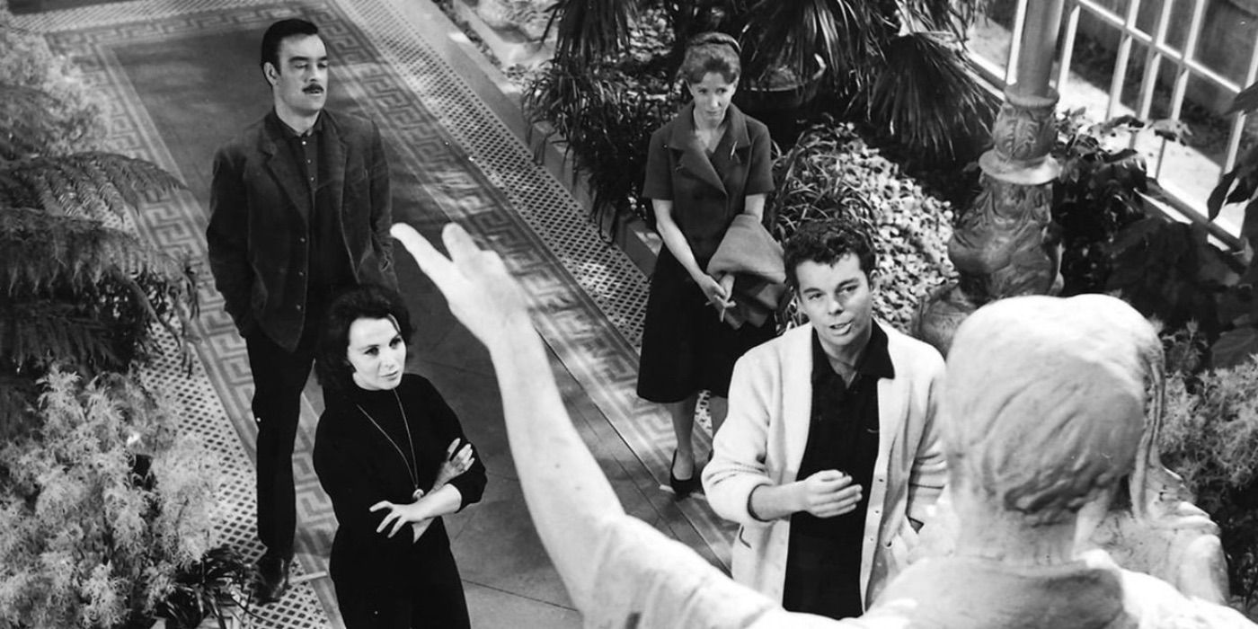 Luke Sannerson (Russ Tamblyn), Eleanor Lance (Julie Harris), Dr. John Markway (Richard Johnson) and Theodora (Claire Bloom) looking up at a statue in The Haunting (1963)