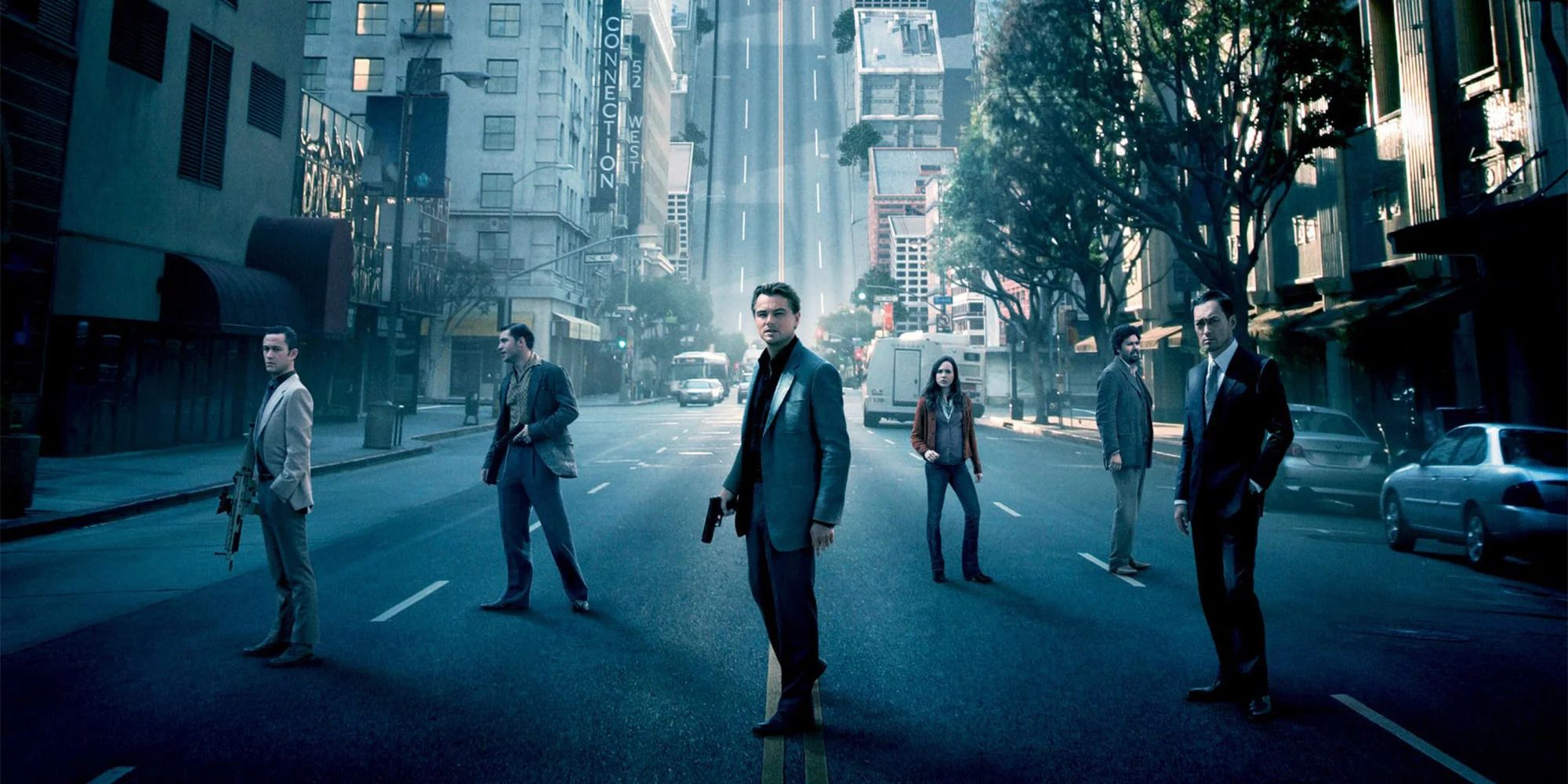 Affiche pour Inception montrant les acteurs debout dans une rue et regardant au loin.