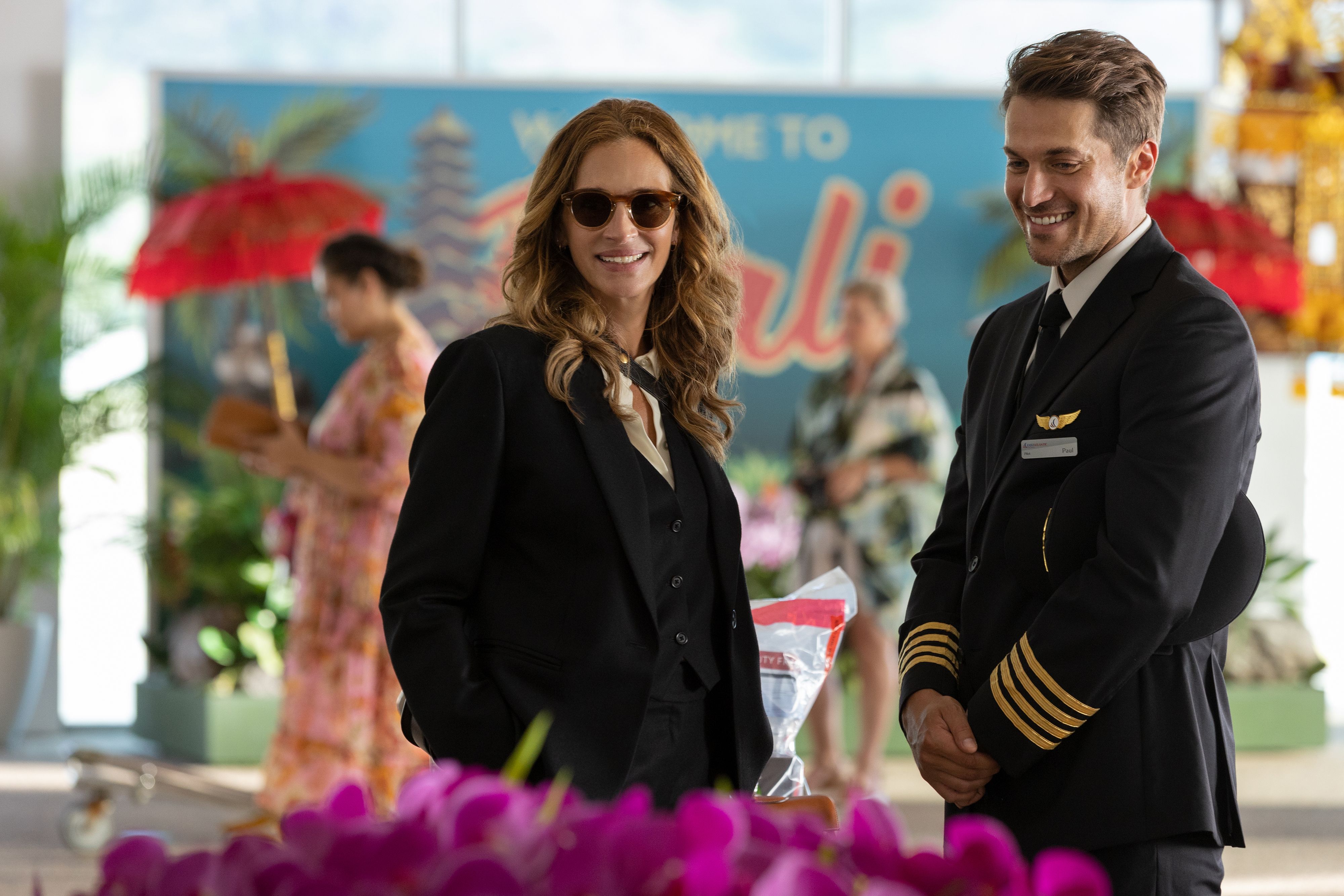lucas bravo and julia roberts in ticket to paradise