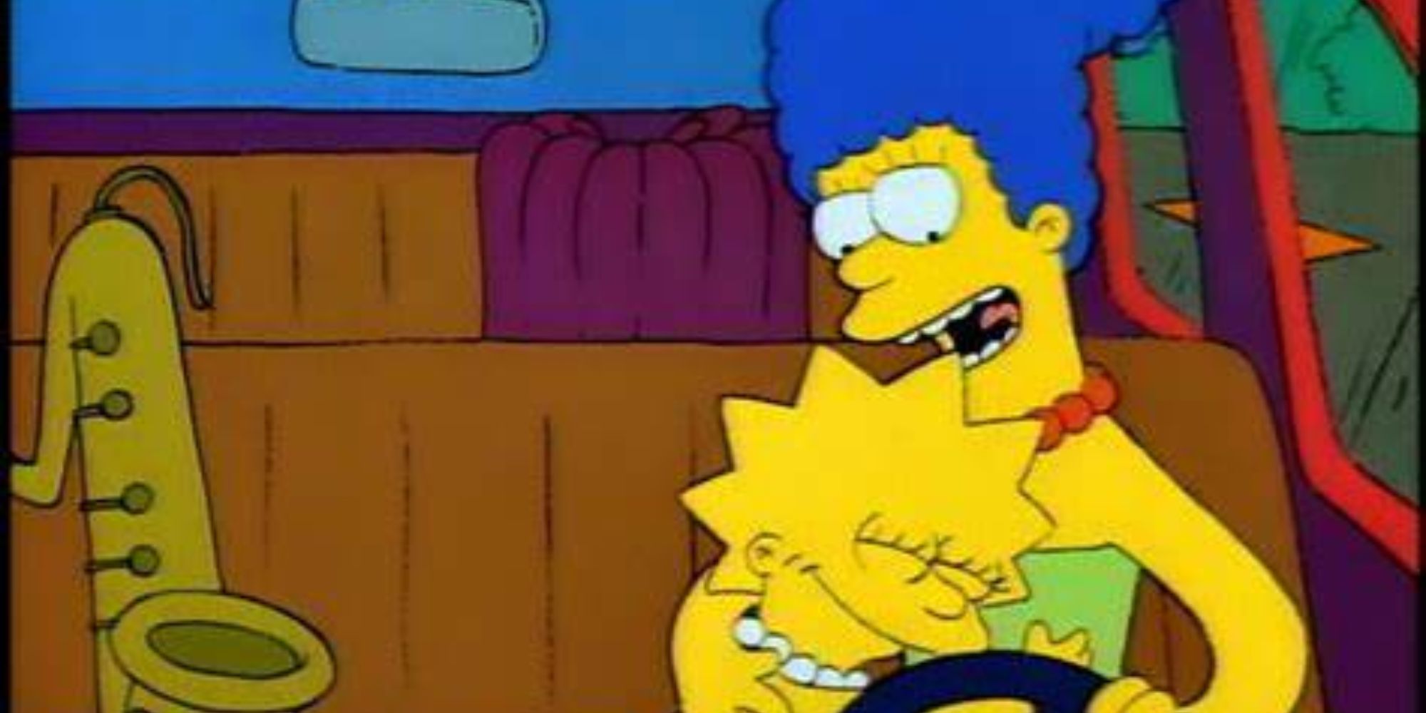 Lisa fait un câlin à Marge sur le siège avant de leur voiture.