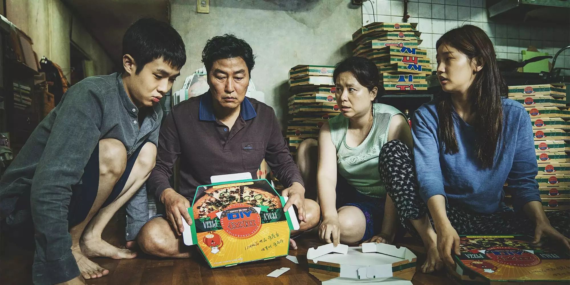 La famille Kim plie des boîtes de pizza dans 'Parasite'