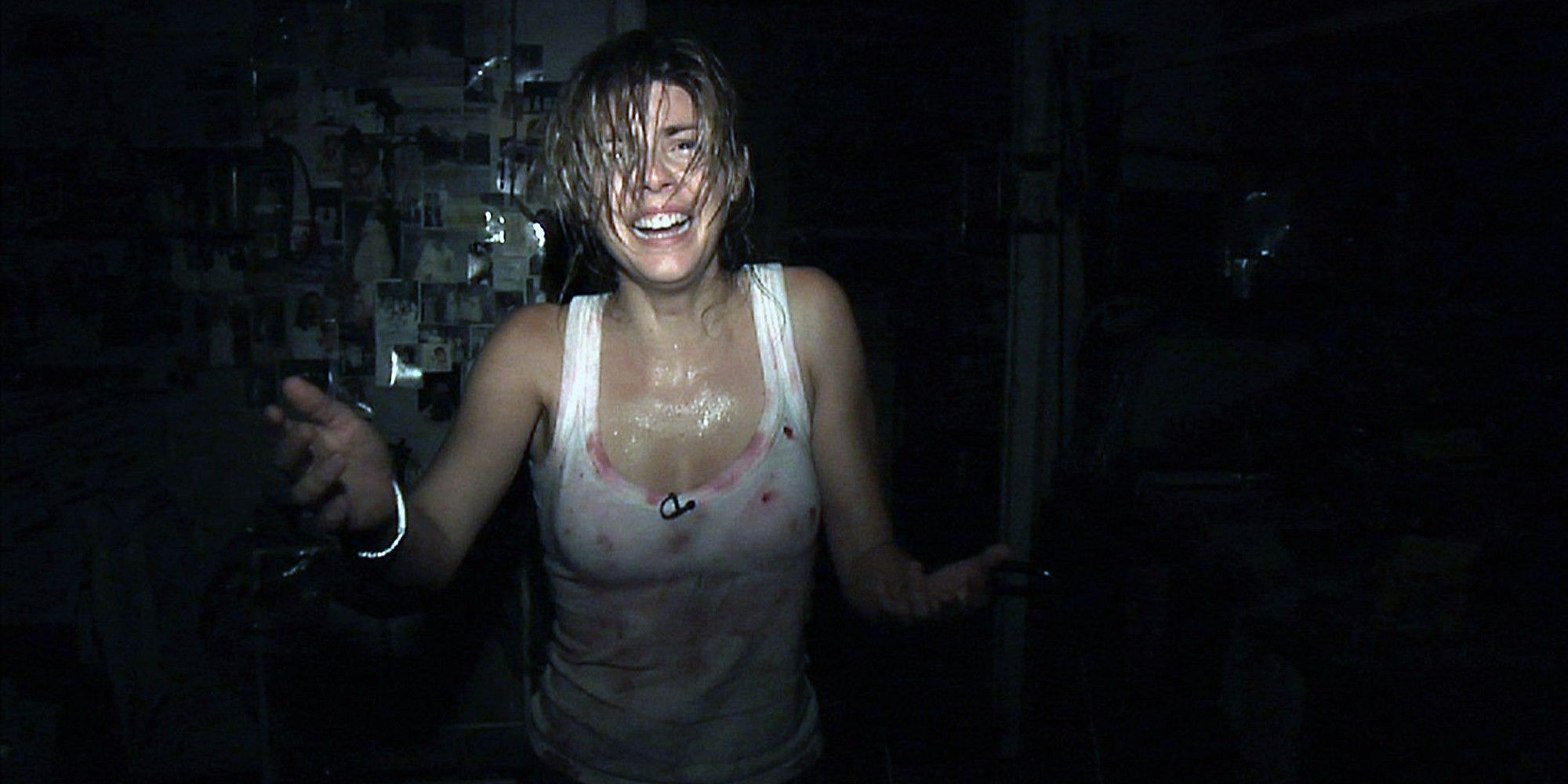 Angela (Manuela Velasco) stands in the dark, looking frightened in REC (2007).