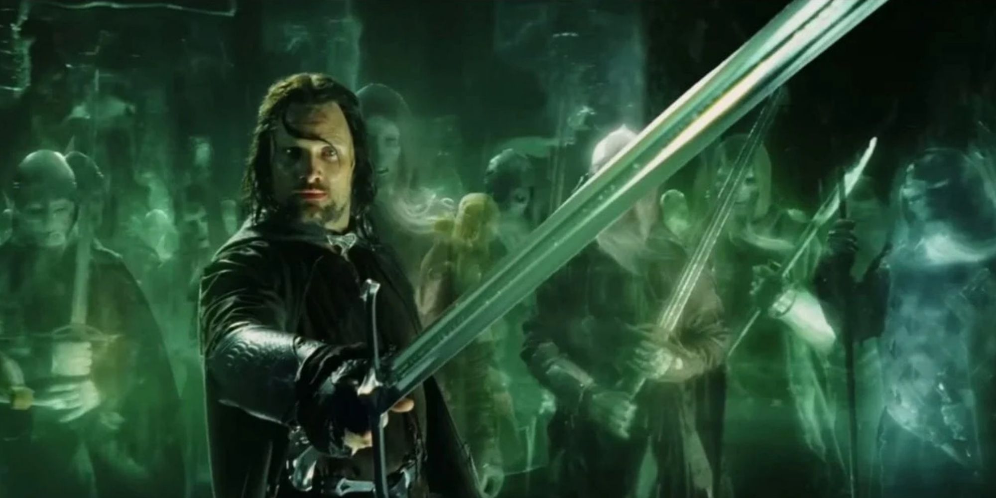 Aragorn tenant son épée Andúril entouré de fantômes dans 'Le Seigneur des Anneaux : Le Retour du Roi' (2003) 