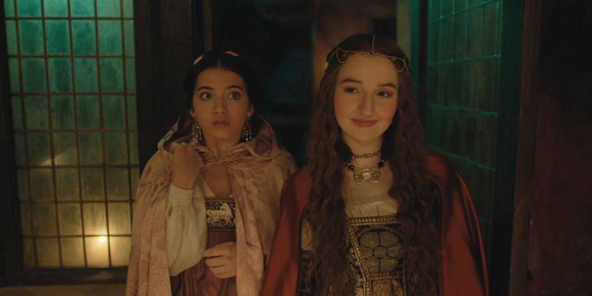 Kaitlyn Dever et Isabela Merced dans 'Rosaline'.