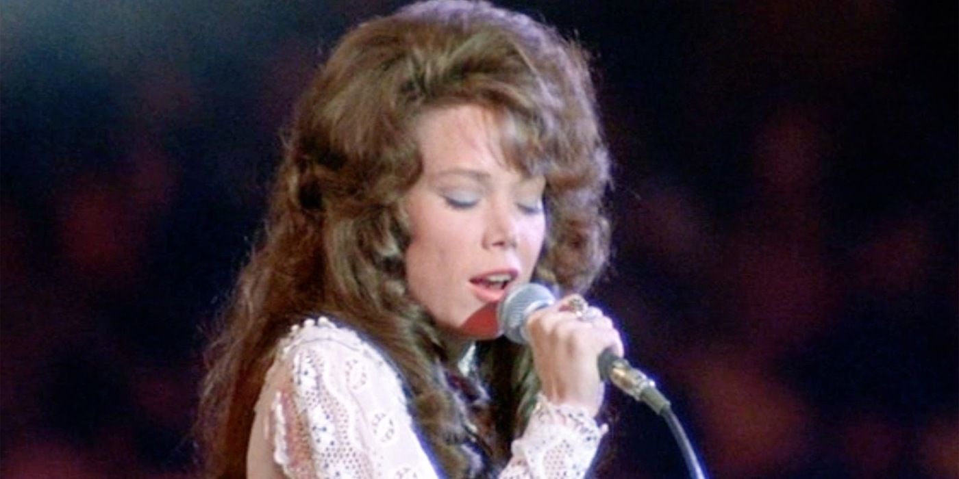 Sissy Spacek singing on stage in Coal Miner's Daughter