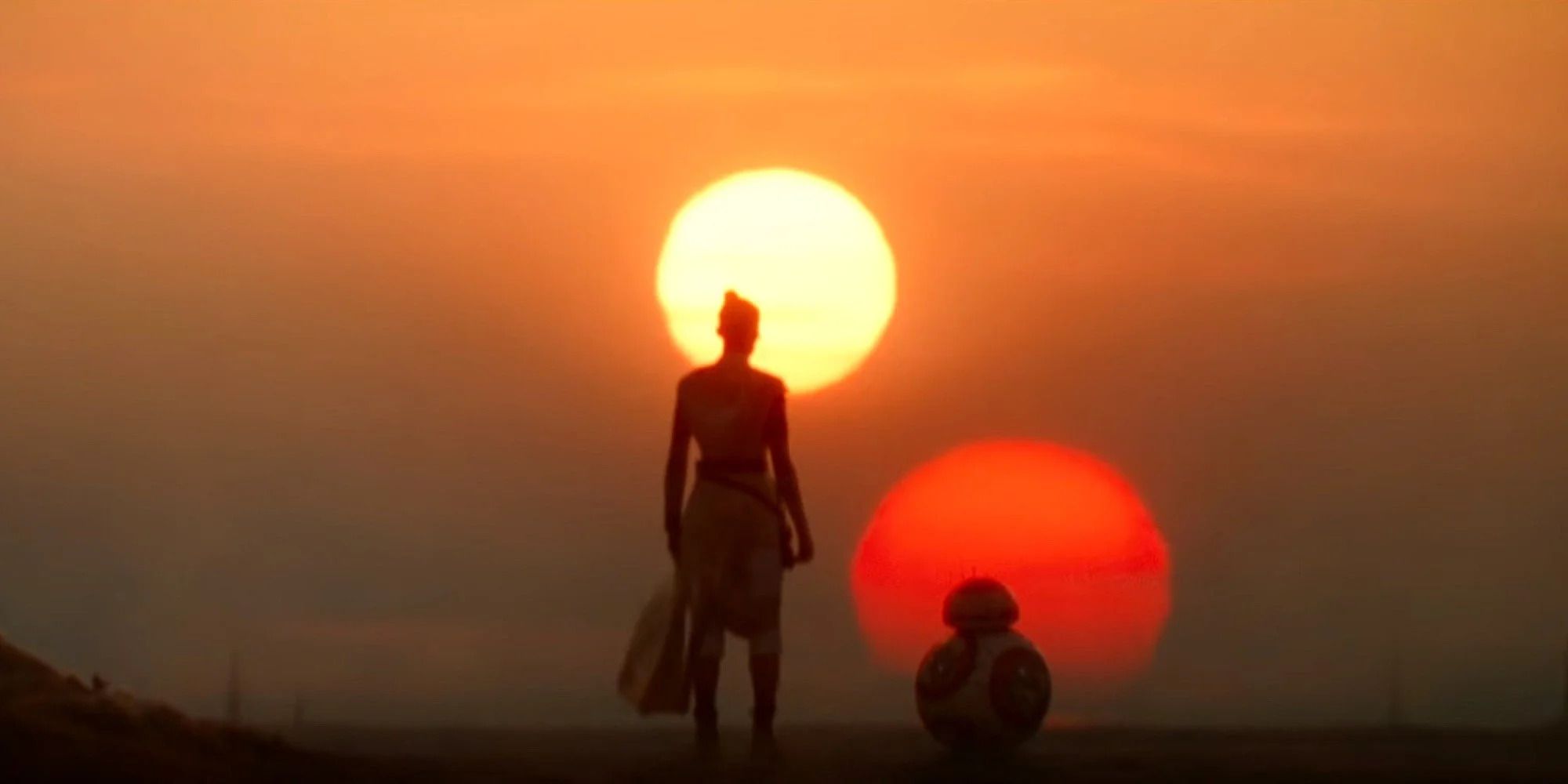 Rey regarde les soleils binaires couchants de Tatooine avec BB-8