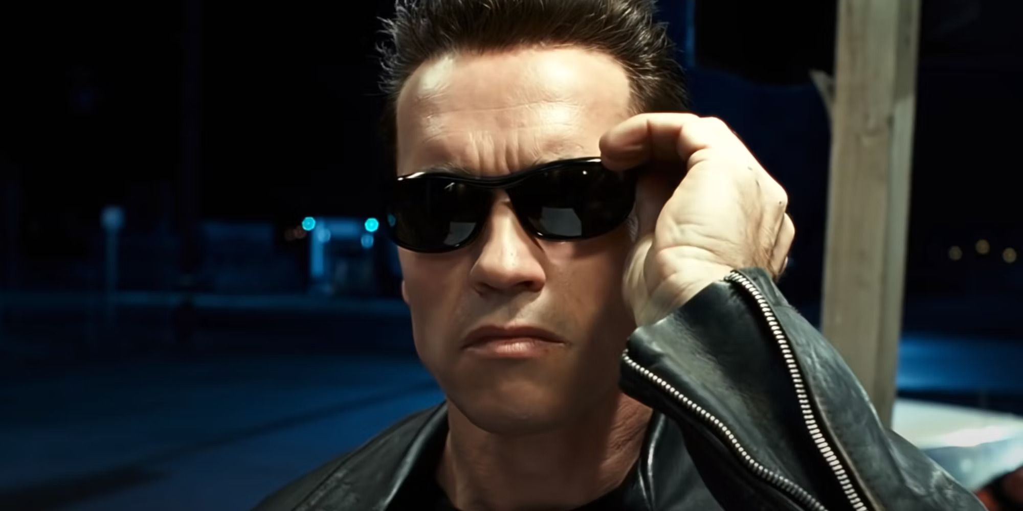 Arnold Schwarzenegger dans le rôle du T-800 portant des lunettes de soleil dans 