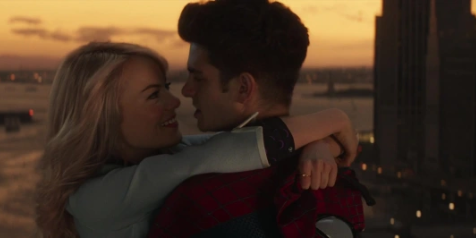 Gwen Stacy and Peter Parker embracing in The Amazing Spider-Man 2.