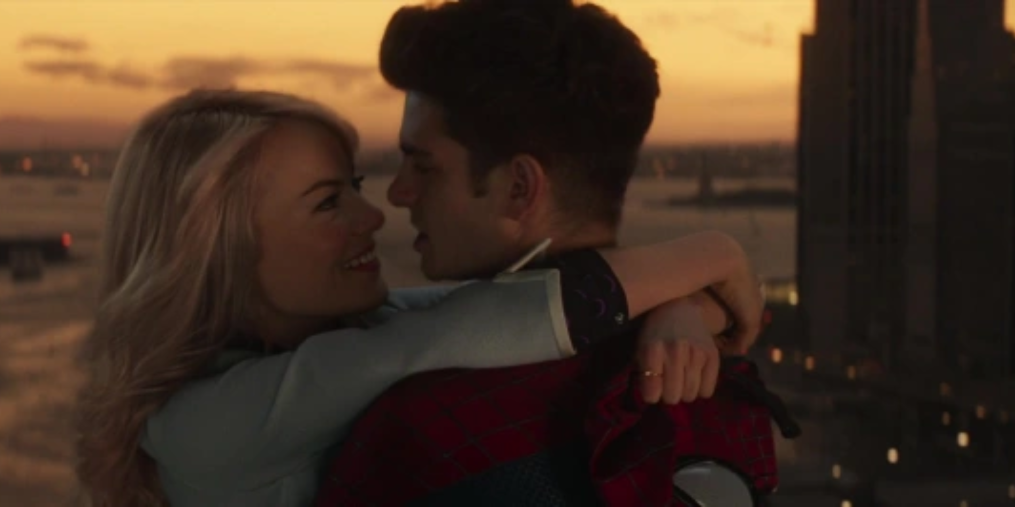 Gwen Stacy y Peter Parker se abrazan en The Amazing Spider-Man 2.