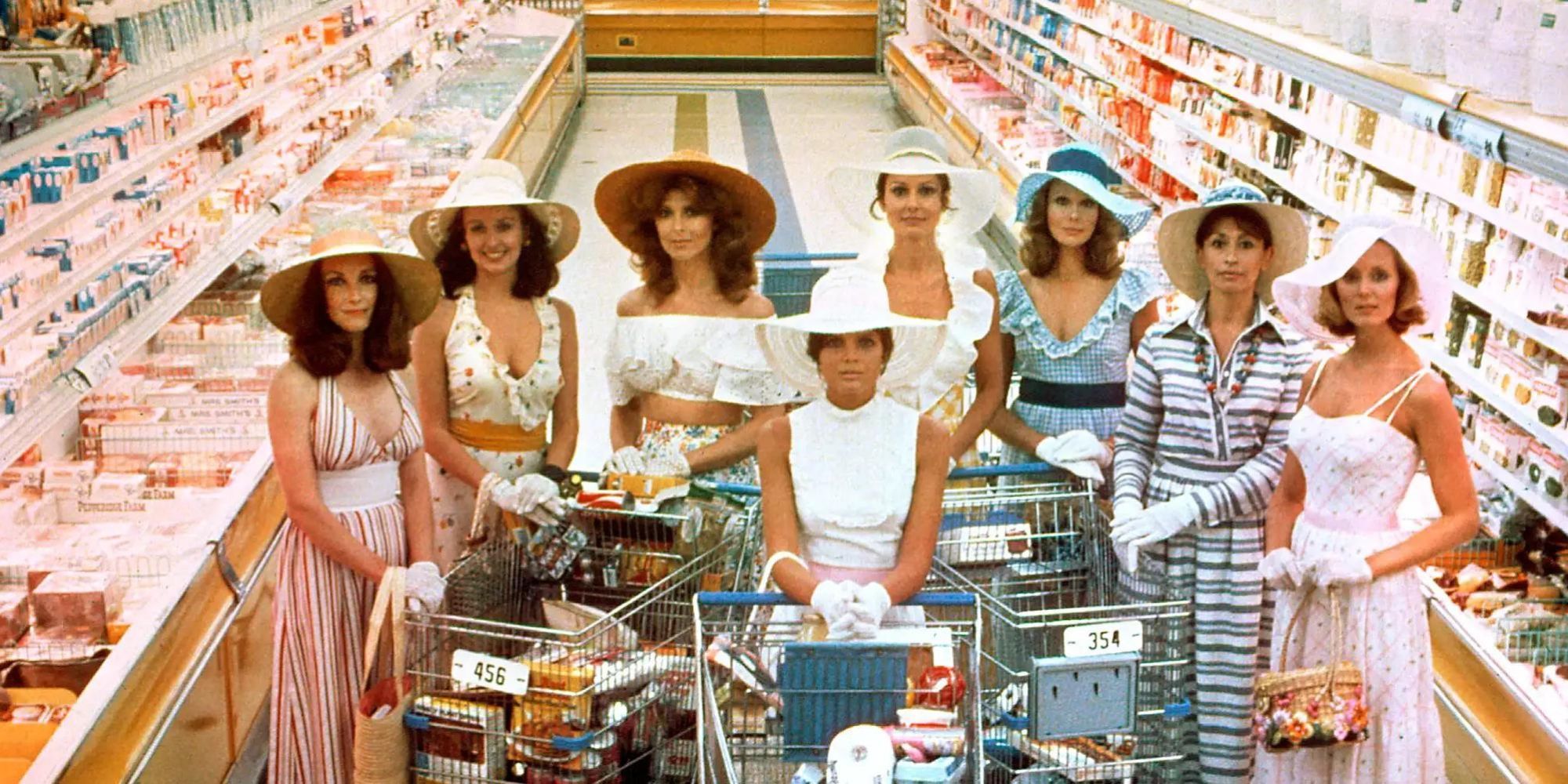 oito mulheres com chapéus grandes em uma mercearia