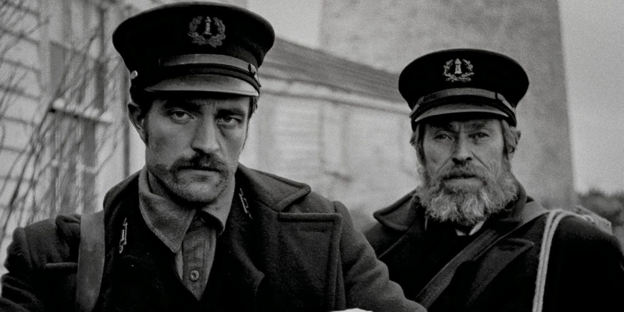 Gros plan sur Ephraim Winslow (Robert Pattinson) et Thomas Wake (Willem Dafoe) dans 'The Lighthouse'.