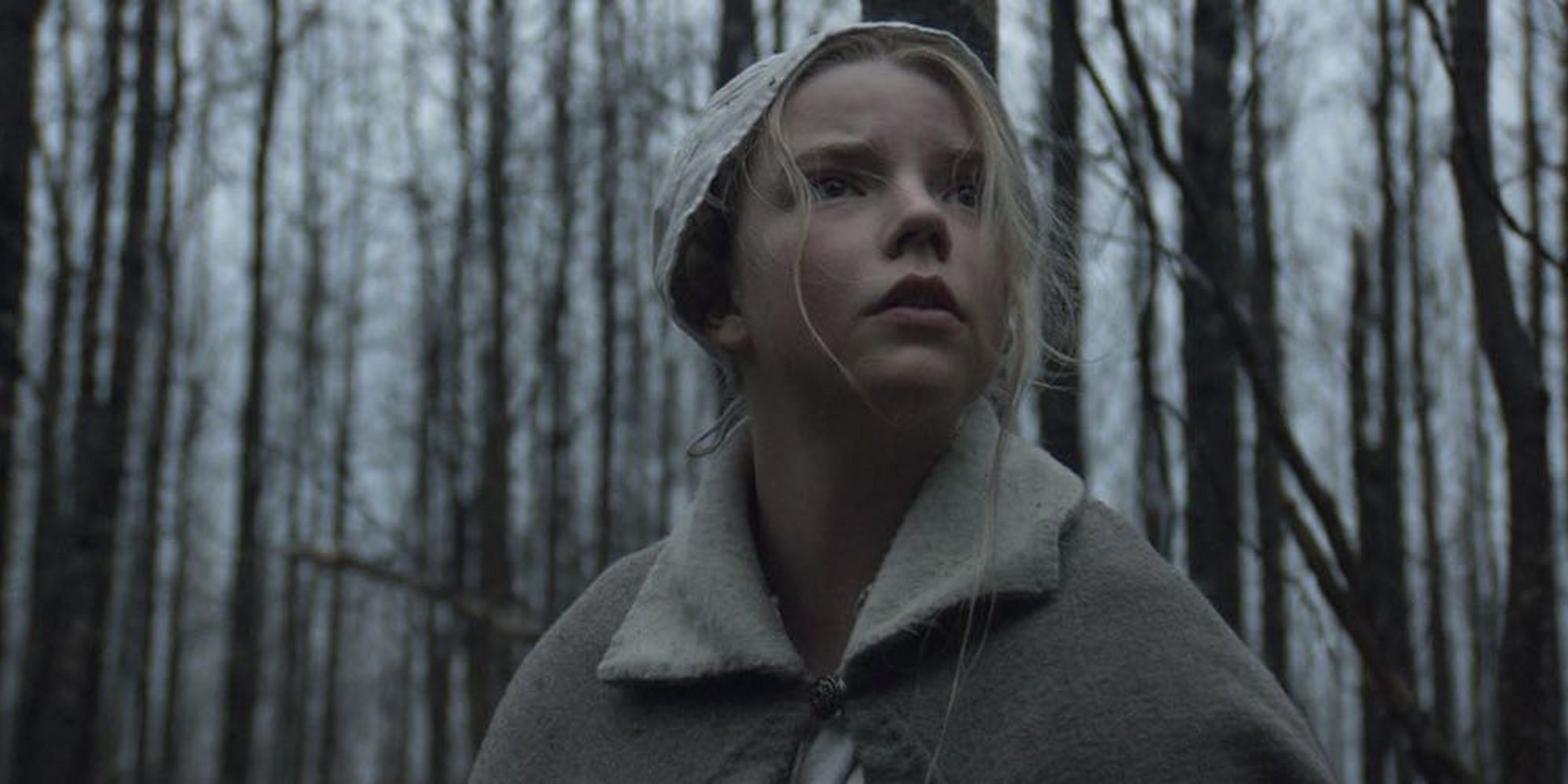 توماسين (أنيا تايلور جوي) في الغابة في فيلم The Witch