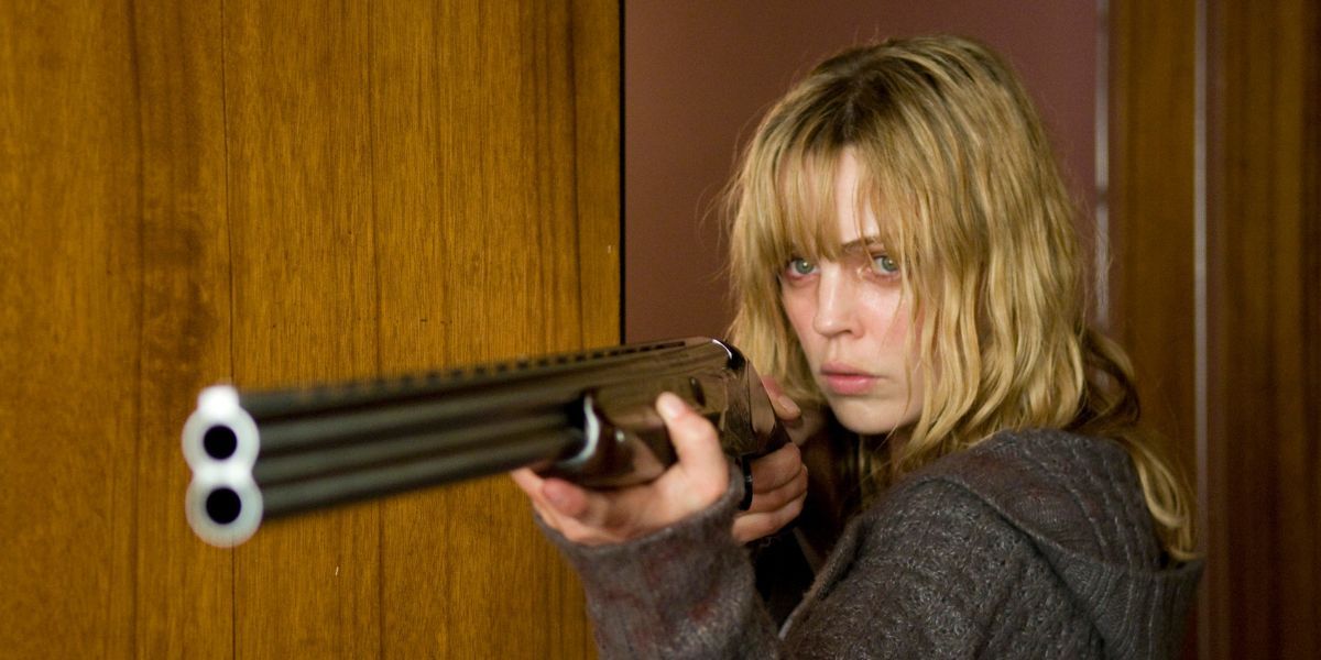 Melissa George dans le rôle de Jess tenant un fusil de chasse dans Triangle.
